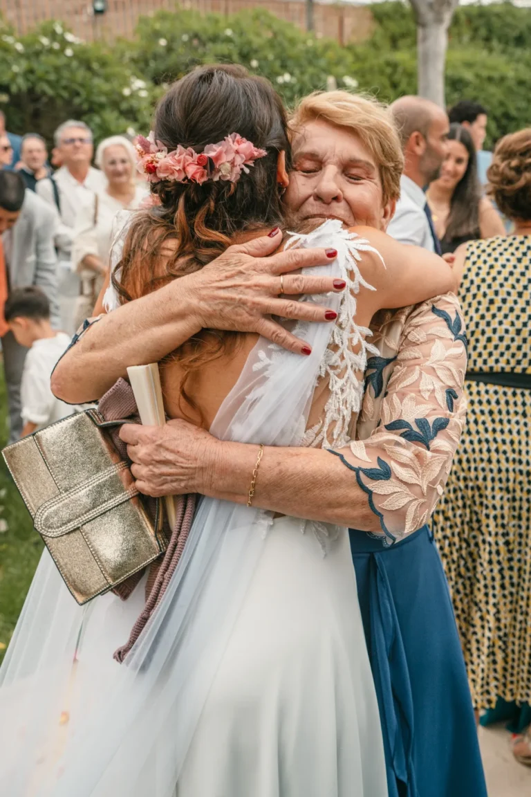 Abrazo emotivo de la novia con un familiar durante la ceremonia en Hacienda Anzo