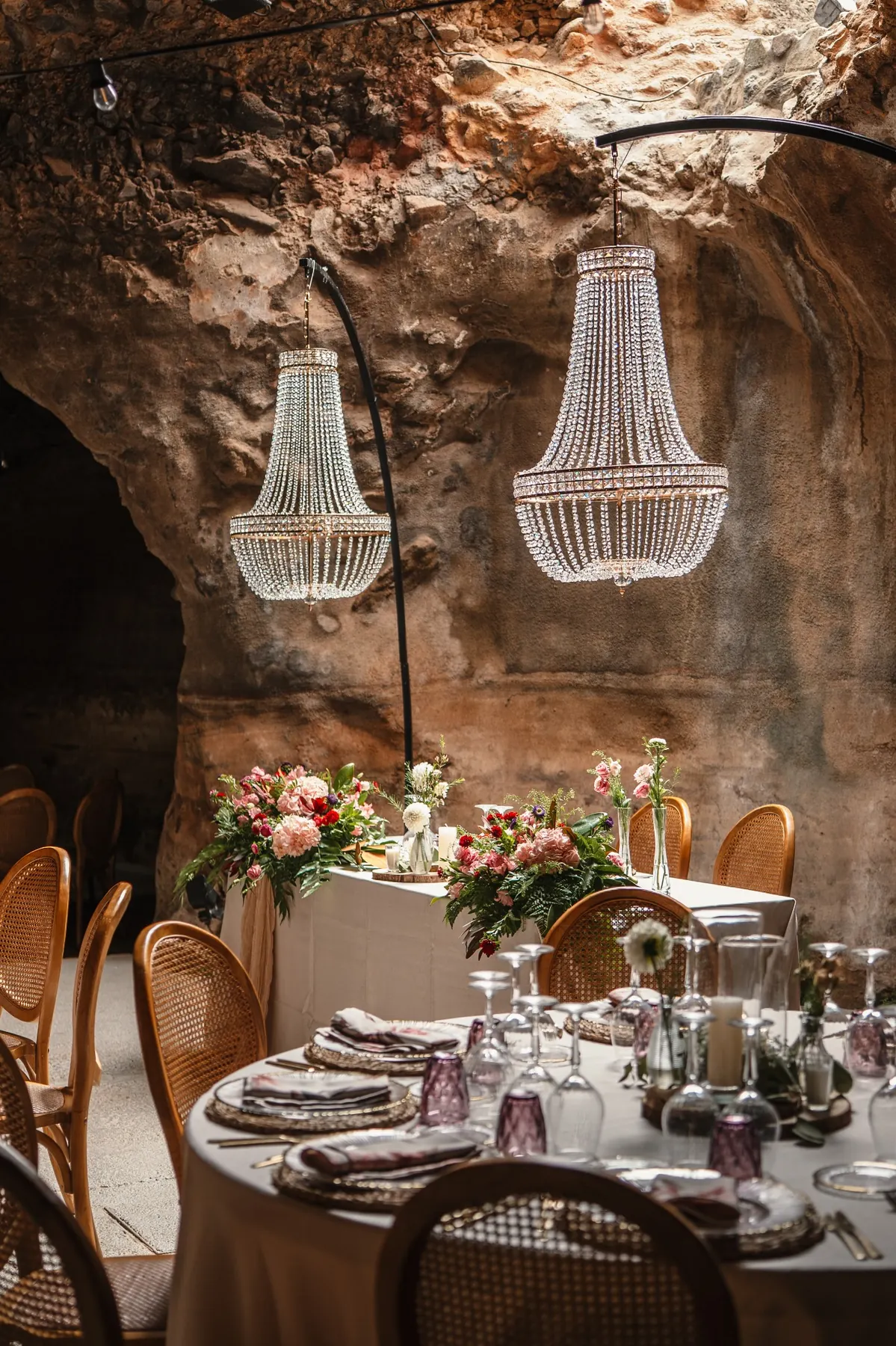Mesa de presidencia con arco metálico y lámparas colgantes en cueva de Hacienda de Anzo