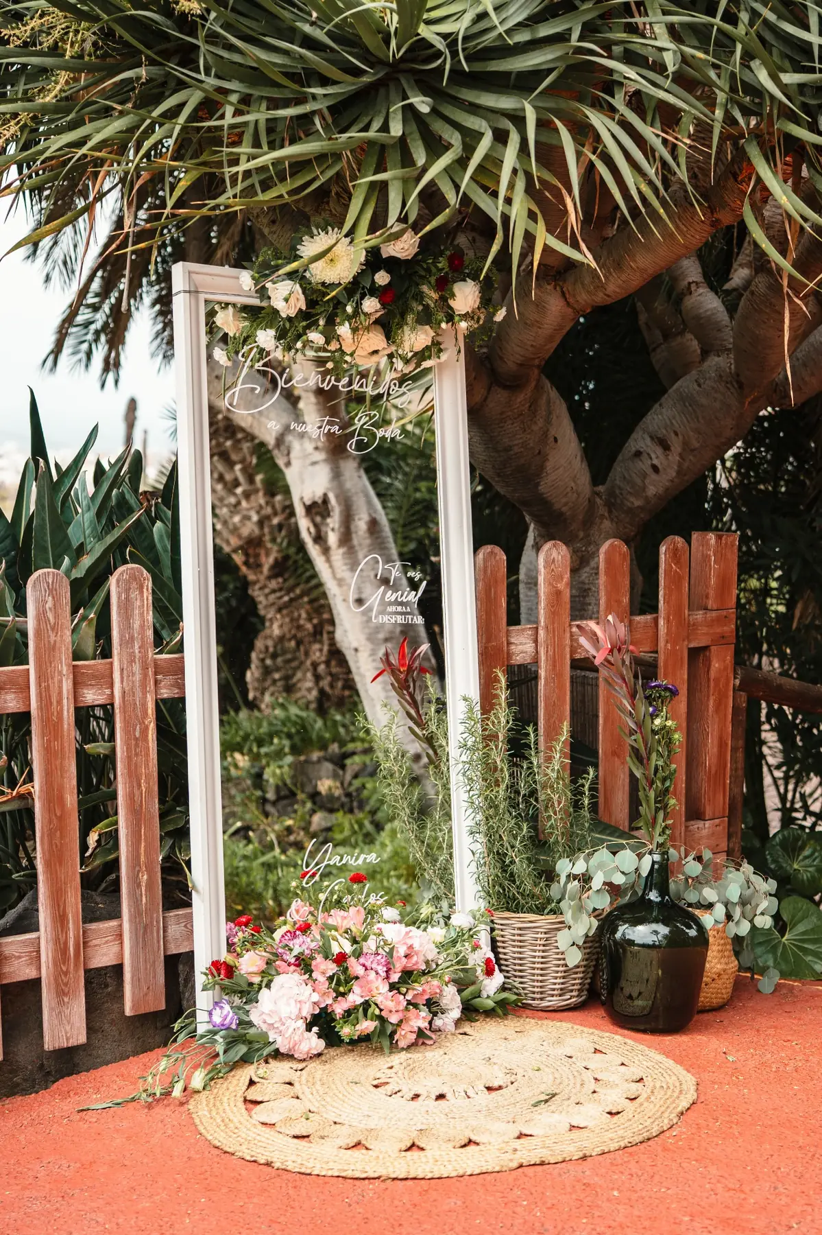 Cartel de bienvenida decorado con flores en la entrada de boda en Hacienda de Anzo, Gran Canaria