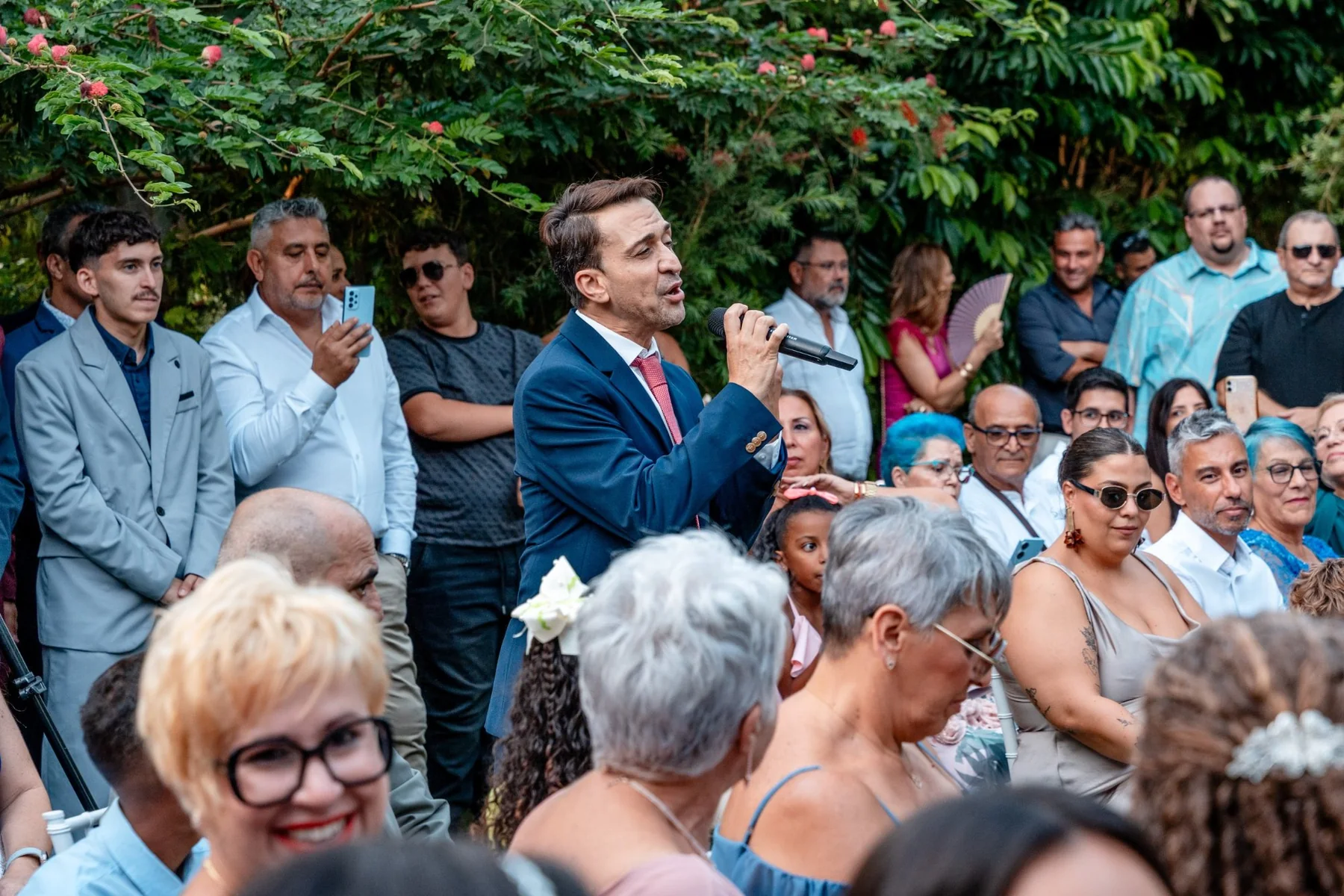 Cantante en directo durante la ceremonia de boda