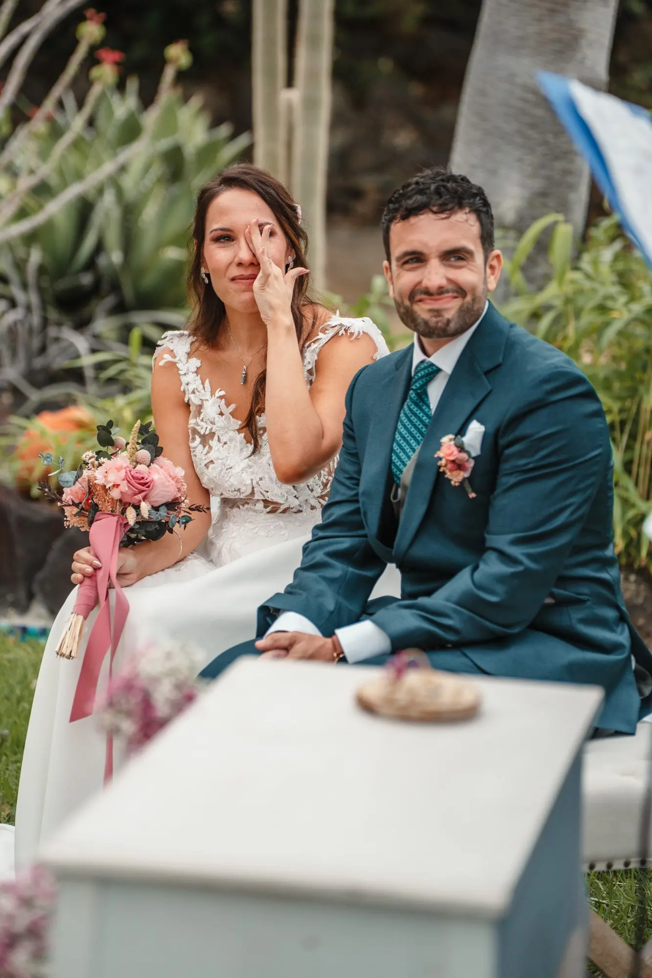 Novios sentados durante la ceremonia civil en Hacienda de Anzo, Gran Canaria