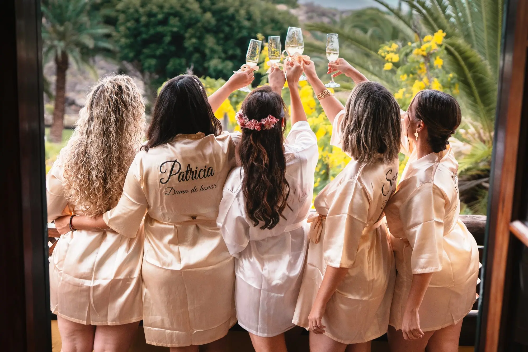 Damas de honor con batas riendo durante los preparativos en Hacienda de Anzo