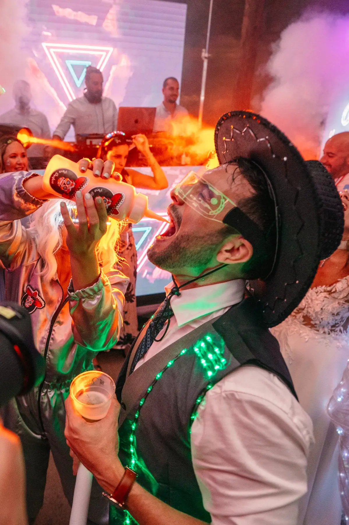 Novio con barras luminosas y disfraces celebrando la boda en la cueva de Hacienda de Anzo