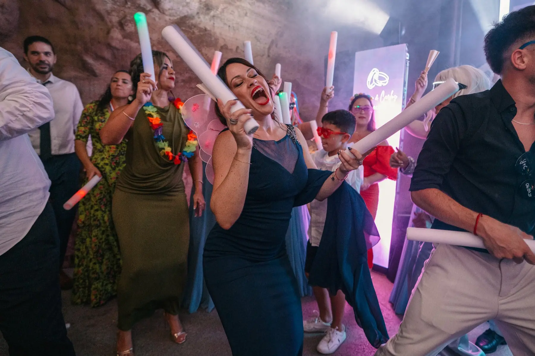 Invitada bailando con barras luminosas en la pista de baile en Hacienda de Anzo
