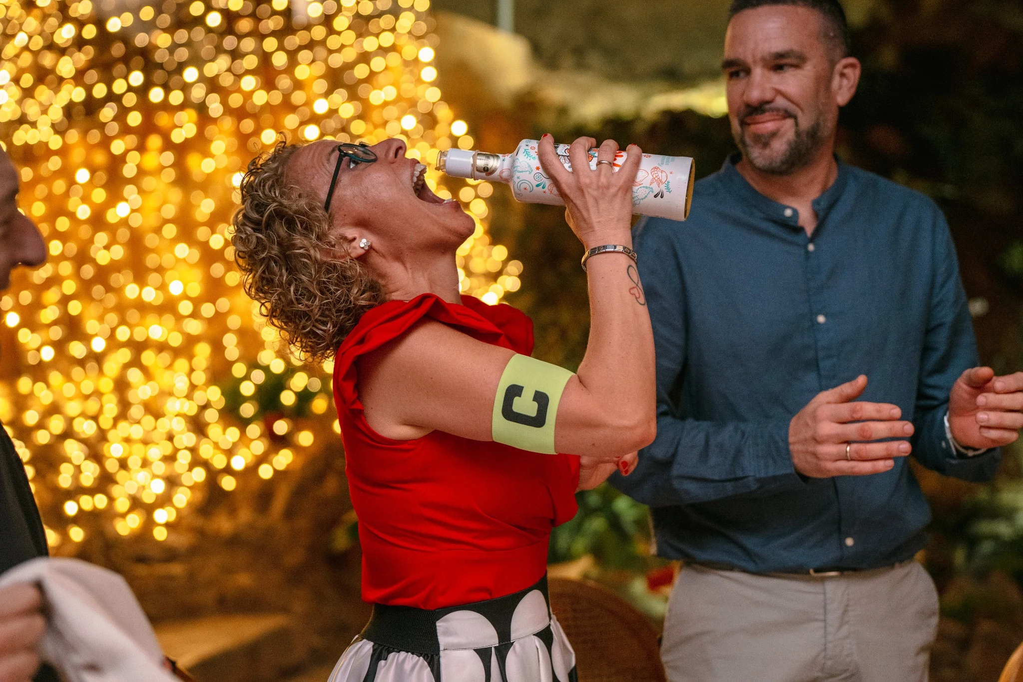 Invitada brindando durante la fiesta nocturna de la boda en Hacienda de Anzo