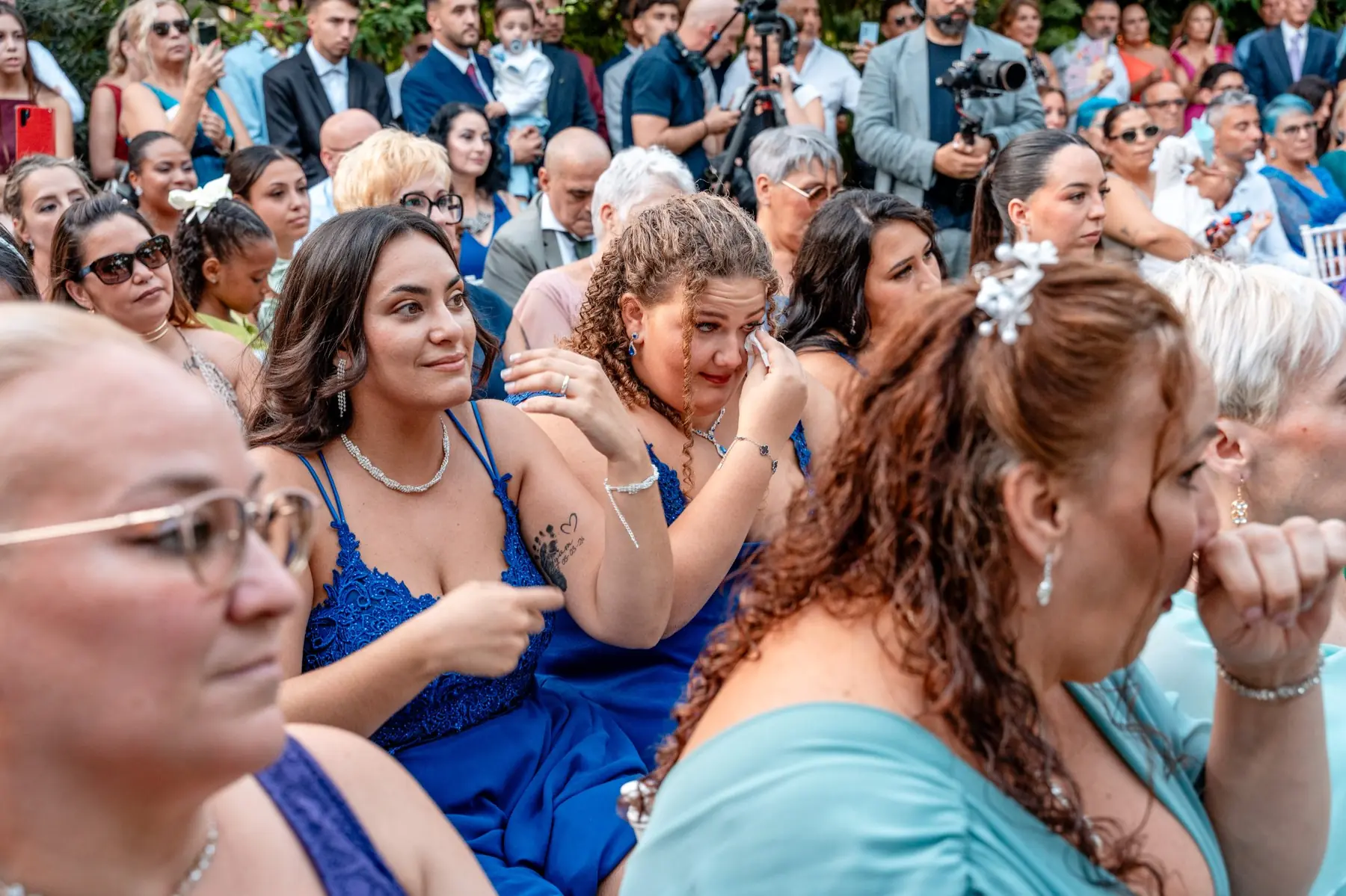 Invitadas emocionadas llorando durante la ceremonia