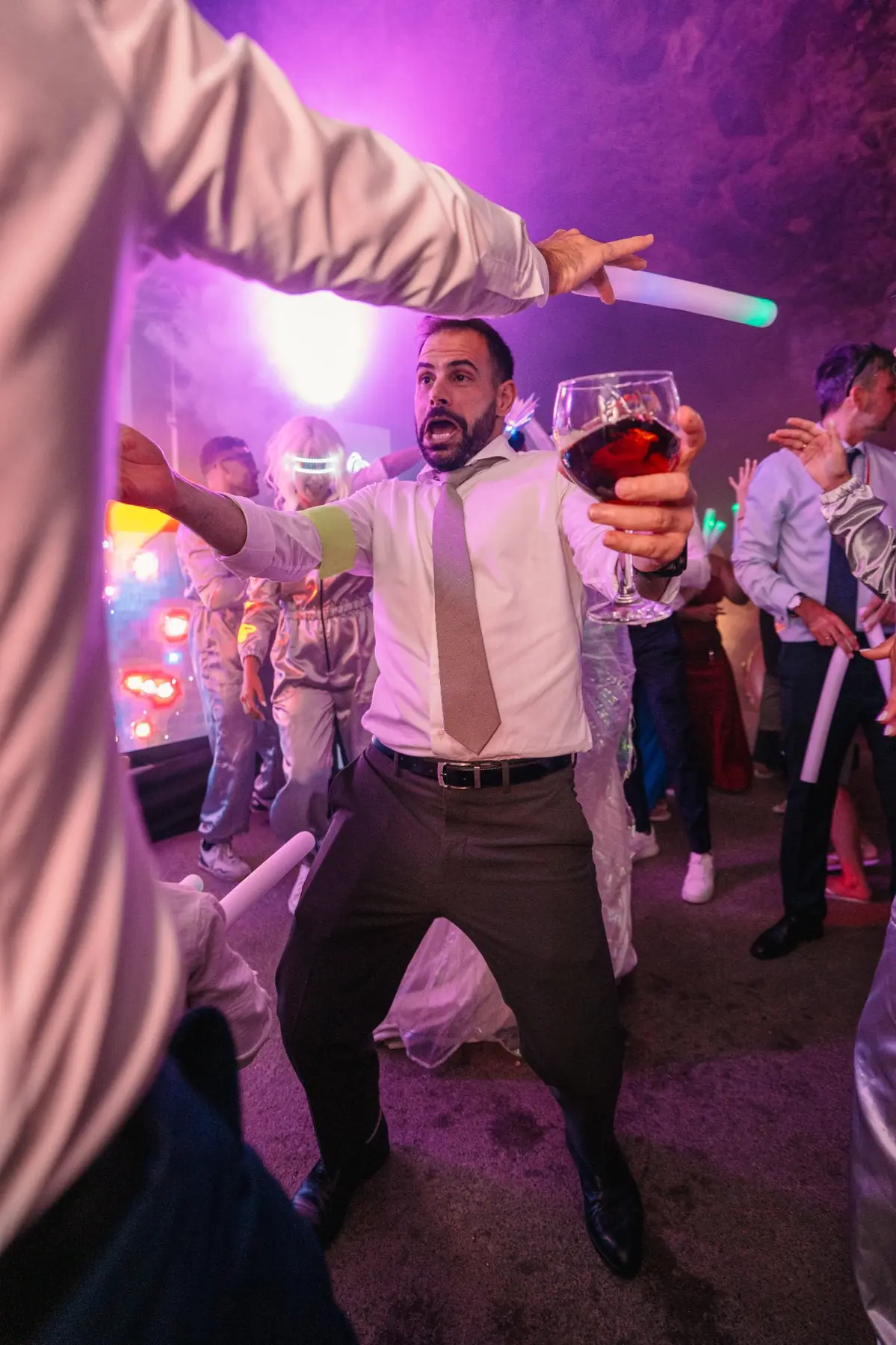 Invitado brindando con copa de vino en la pista de baile en Hacienda de Anzo