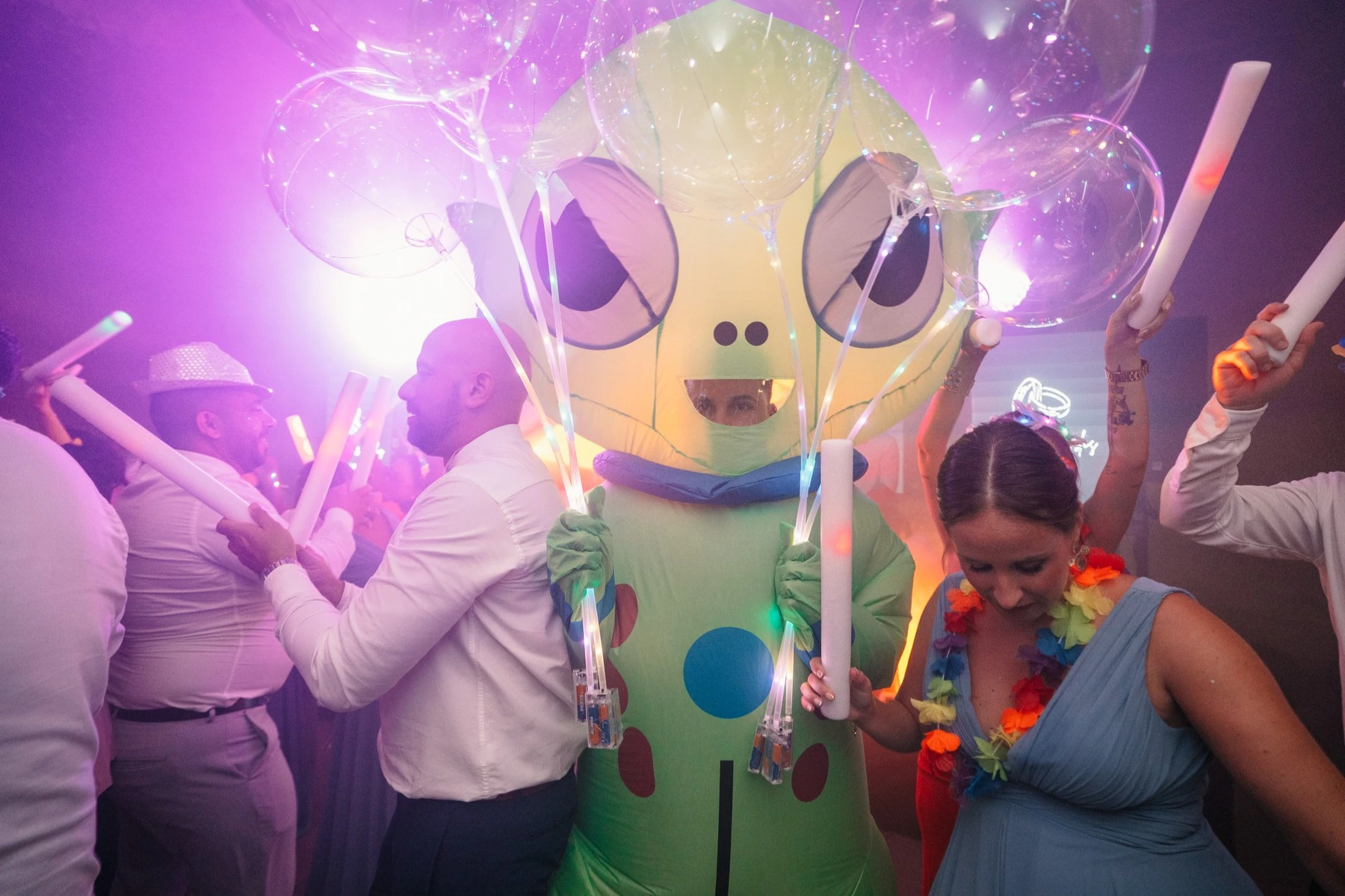 Invitado disfrazado con globos luminosos durante la fiesta de boda en Hacienda de Anzo
