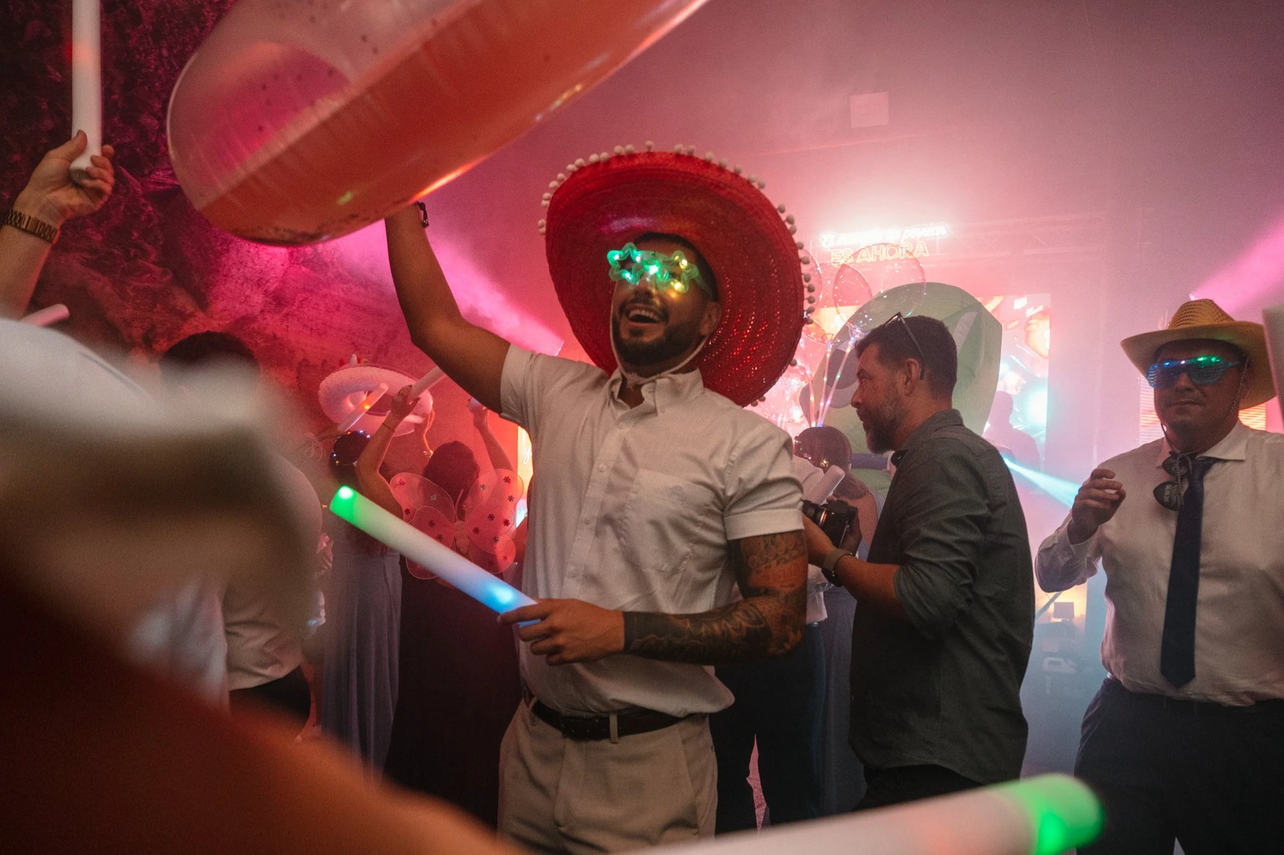 Invitado con accesorios divertidos disfrutando de la fiesta en Hacienda de Anzo