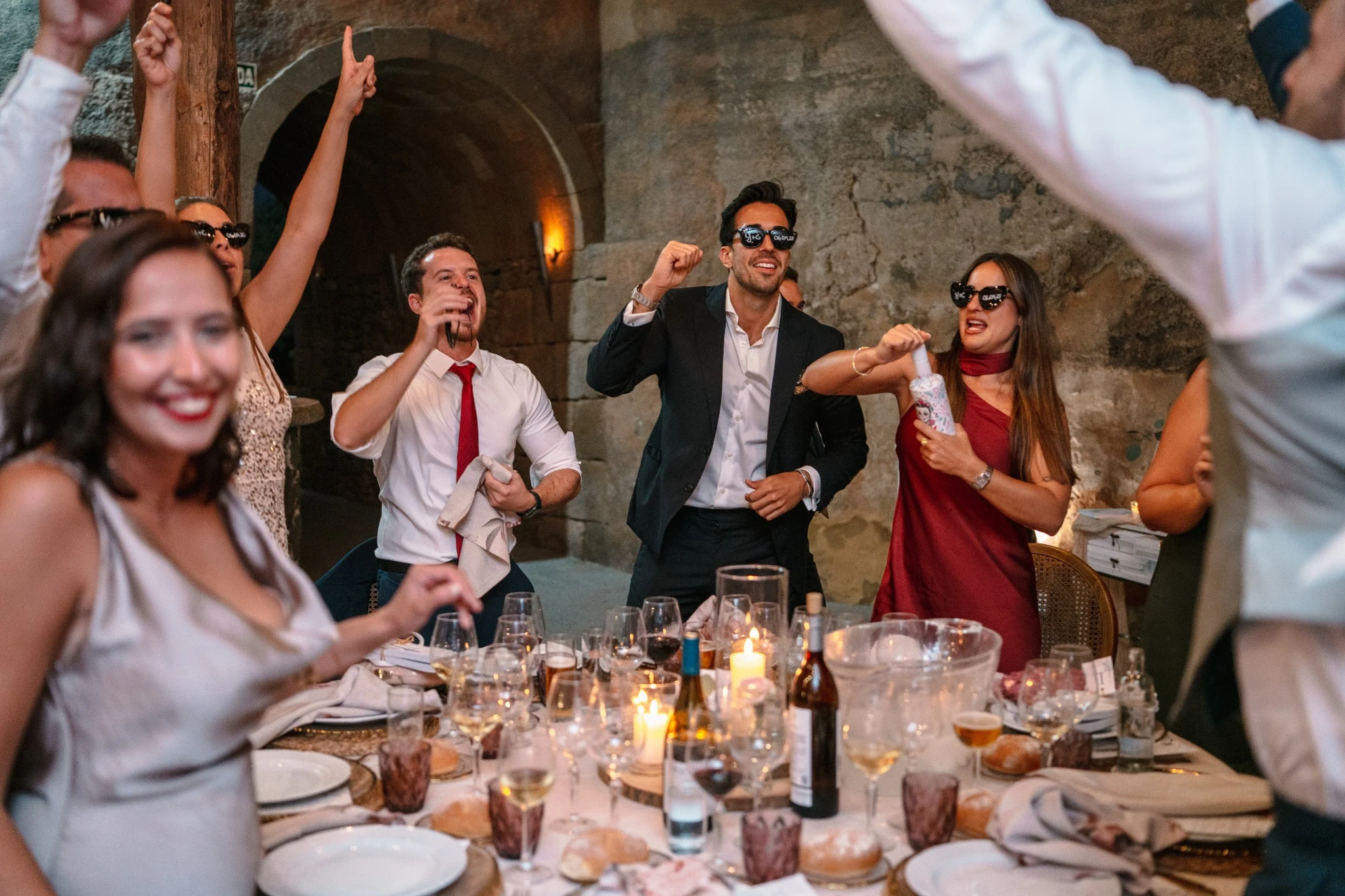 Invitados bailando y celebrando en la cueva iluminada de Hacienda de Anzo