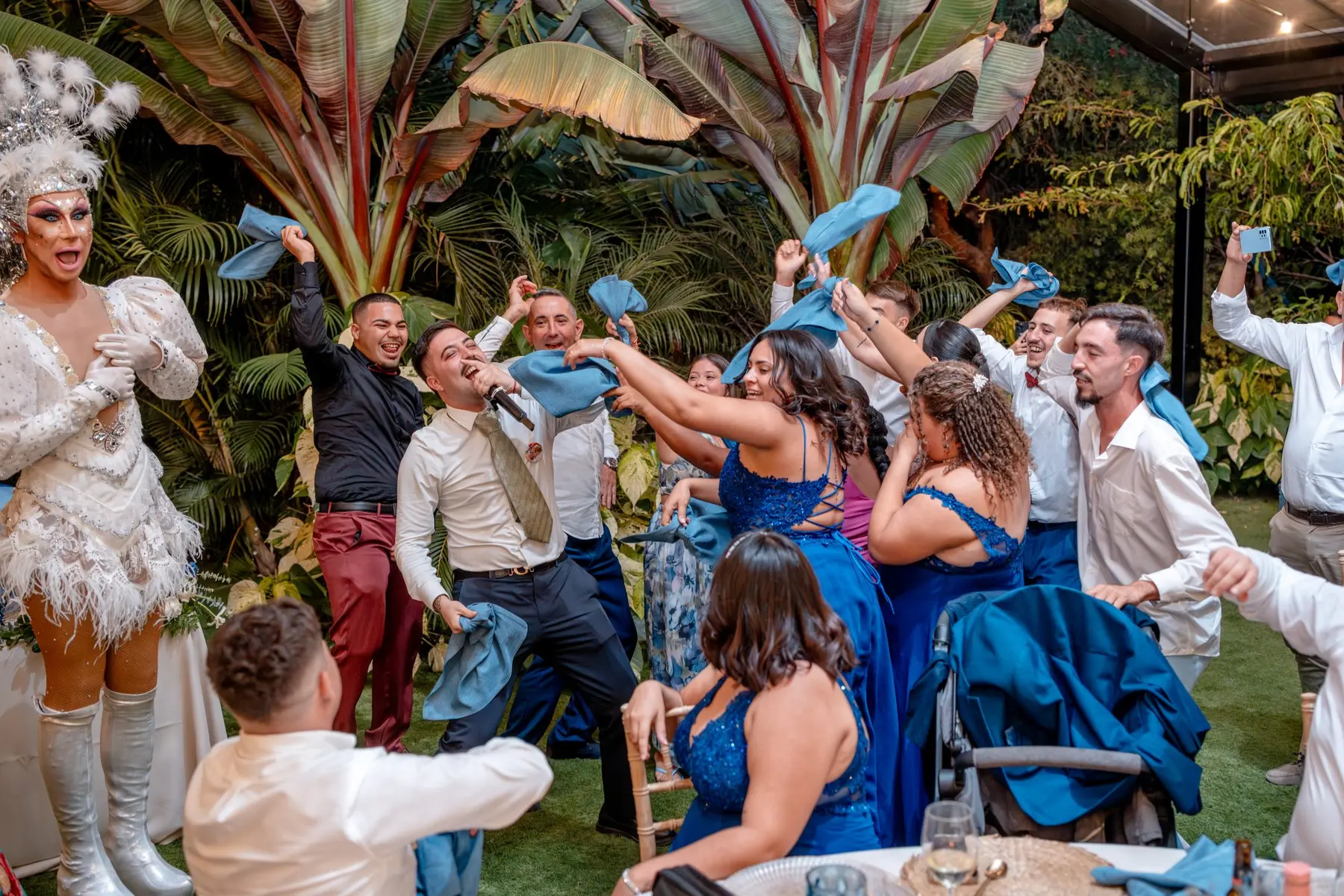 Invitados bailando con servilletas durante el show