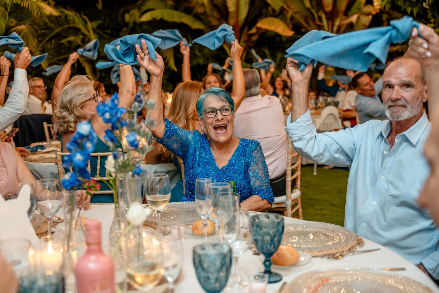 Invitados celebrando durante el banquete