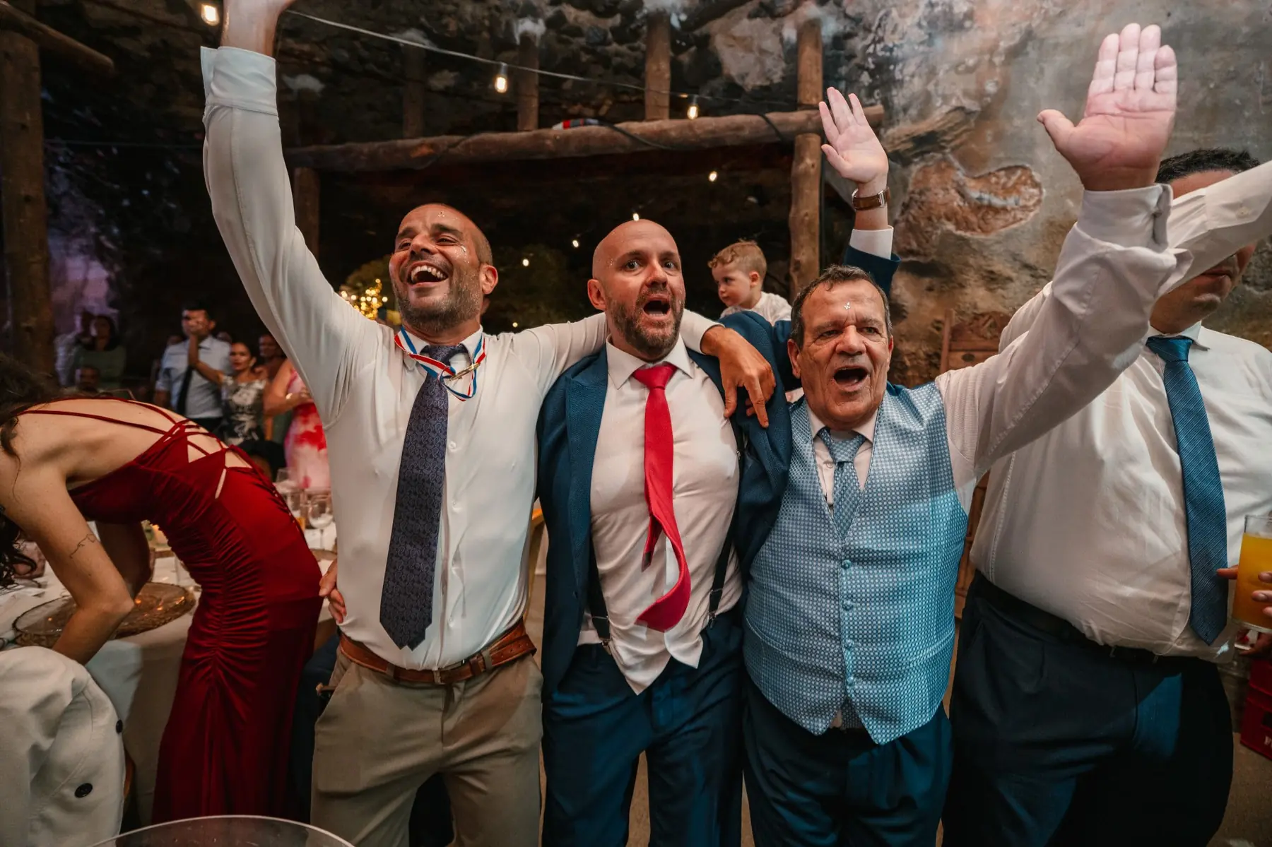 Invitados cantando y celebrando en la pista de baile de la cueva en Hacienda de Anzo