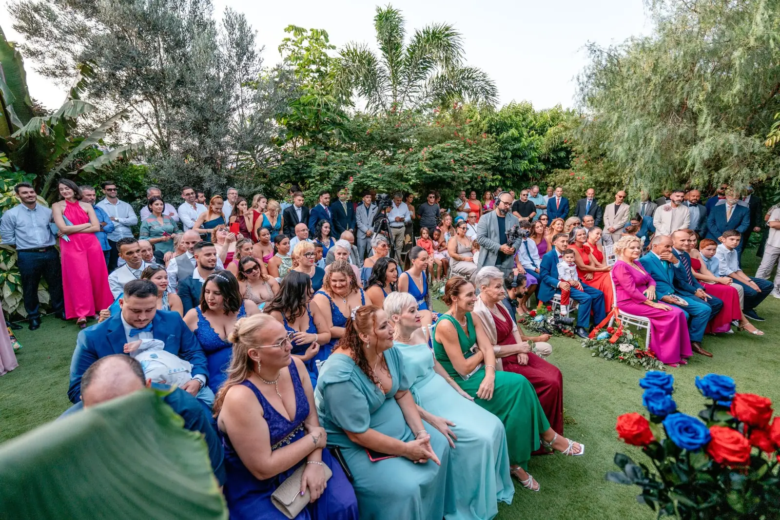 Invitados sentados en ceremonia exterior en finca La Suerte Grande en Gran Canaria