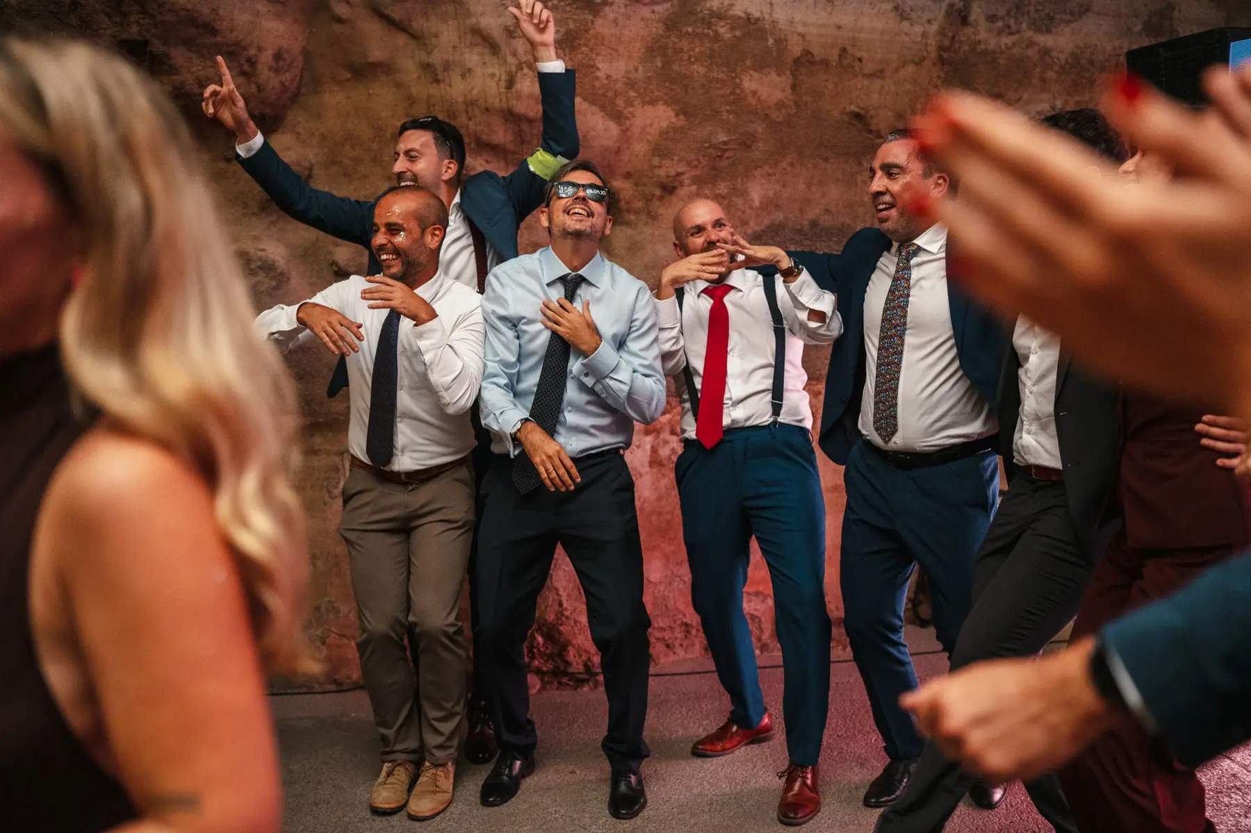 Grupo de invitados bailando y cantando durante la fiesta en Hacienda de Anzo, Gran Canaria
