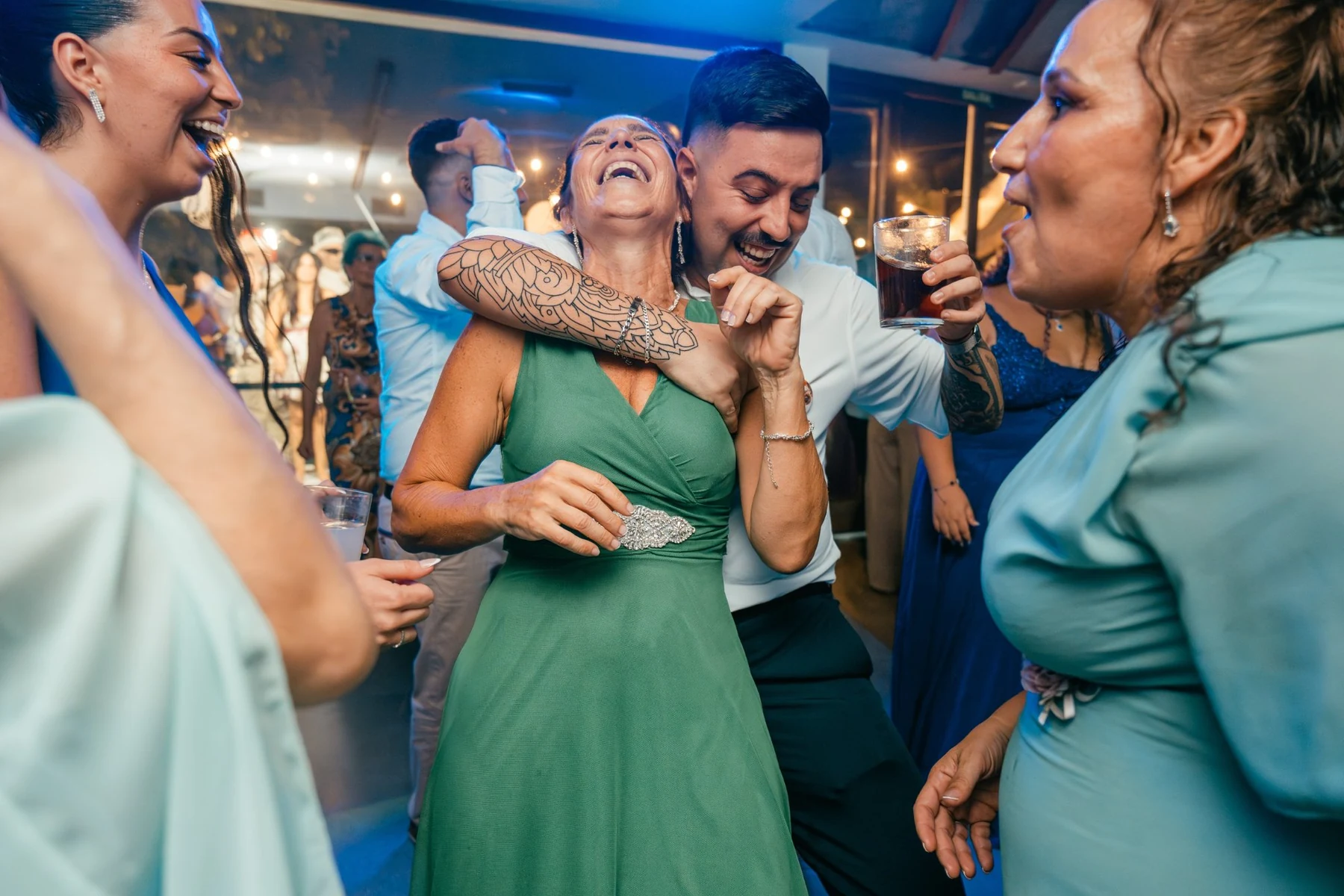 Invitados riendo y bailando en la pista de baile