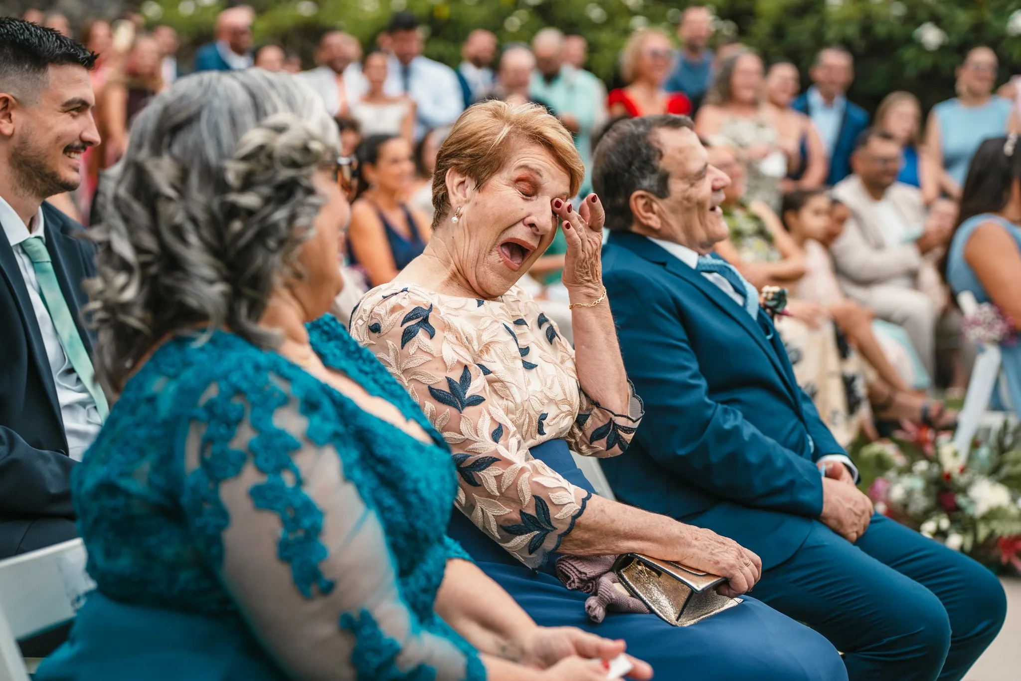 Madre del novio emocionada durante la ceremonia en Hacienda de Anzo