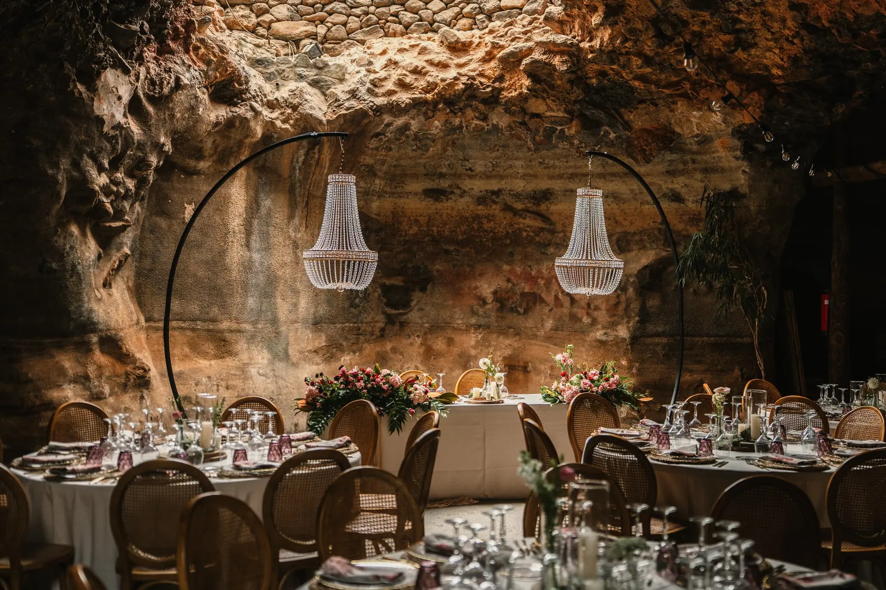 Mesa presidencial decorada en cueva de piedra volcánica en Hacienda de Anzo