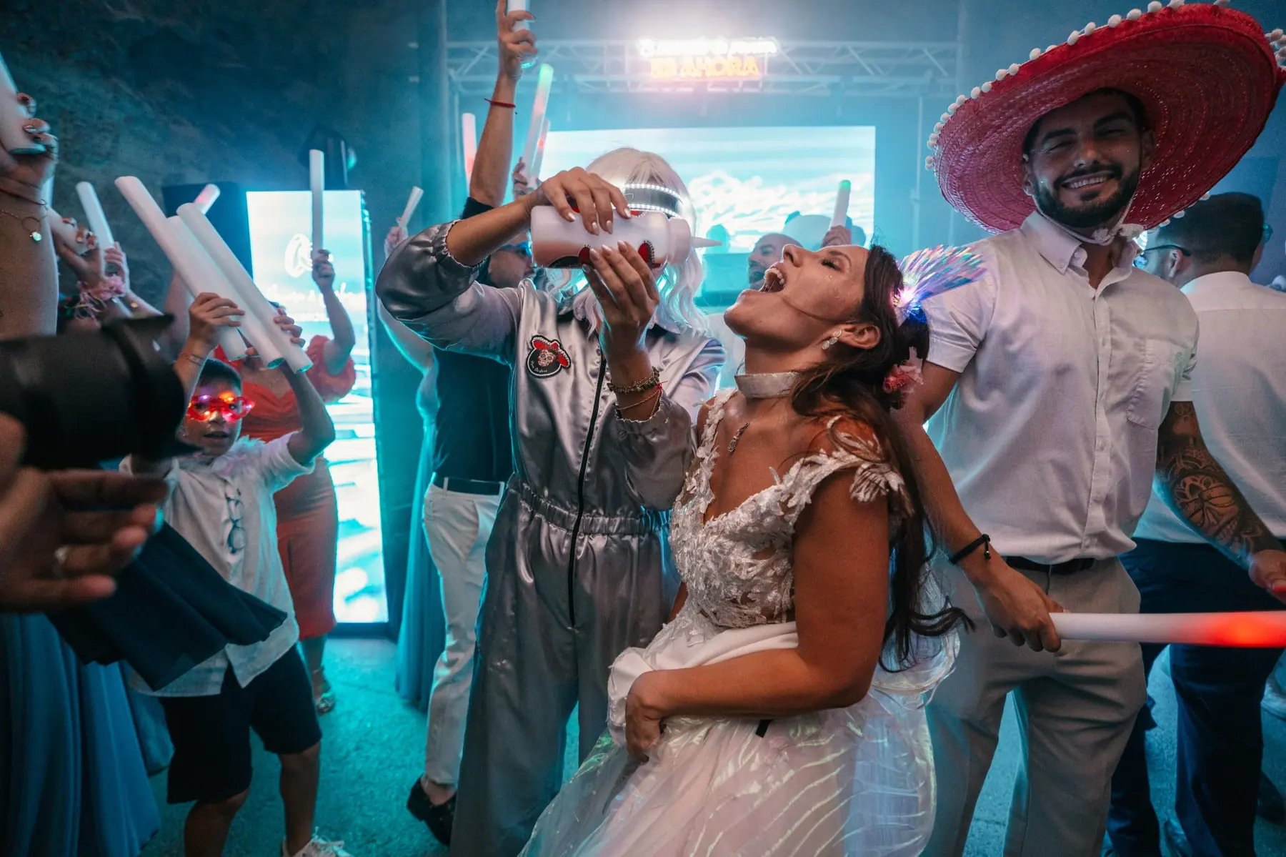 Novia con alas y corona luminosa durante el show de la fiesta en la cueva de Hacienda de Anzo