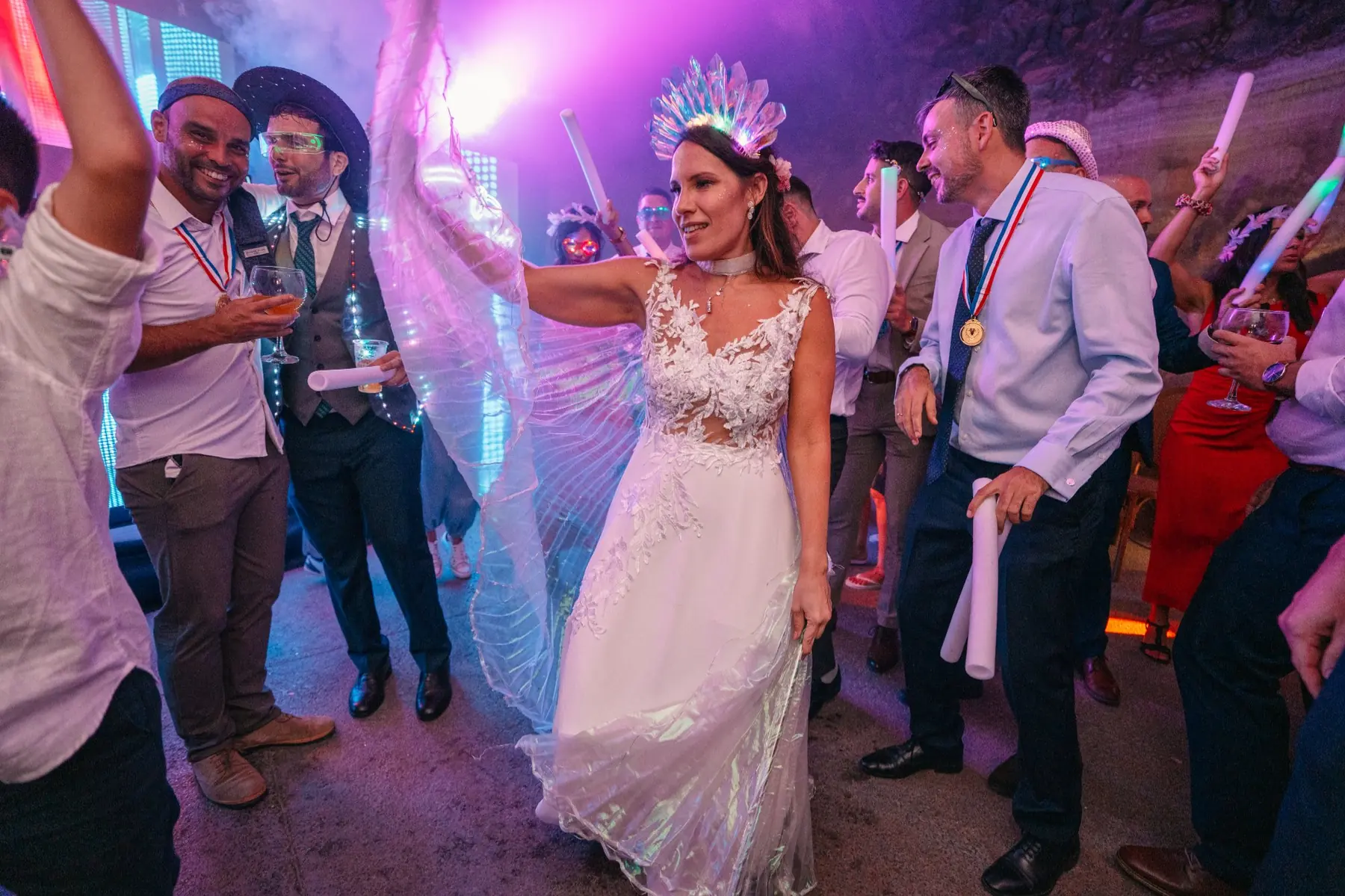 Novia con alas iridiscentes y corona luminosa bailando en la cueva de Hacienda de Anzo
