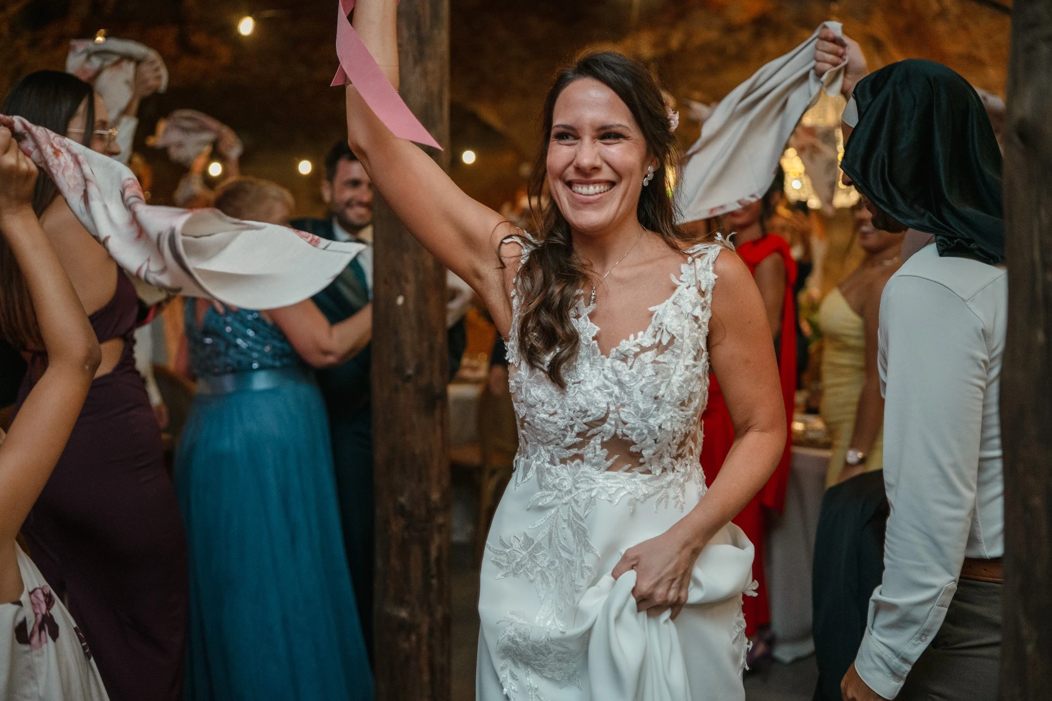 Novia bailando sonriente durante la fiesta en la cueva de Hacienda de Anzo