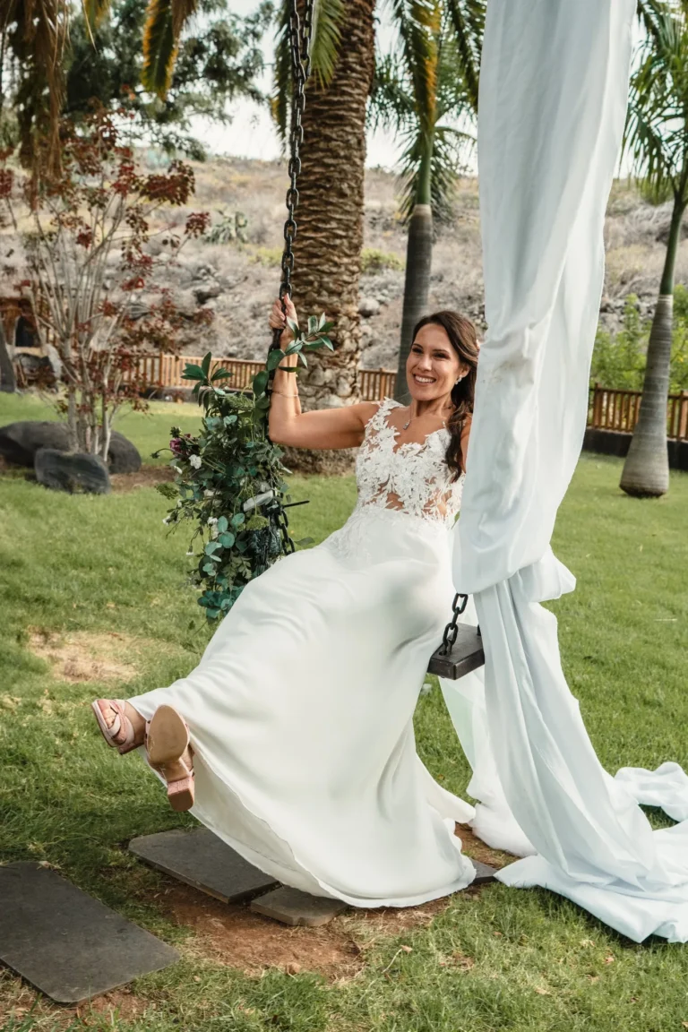 Novia en columpio con vestido en jardín de boda en Gran Canaria