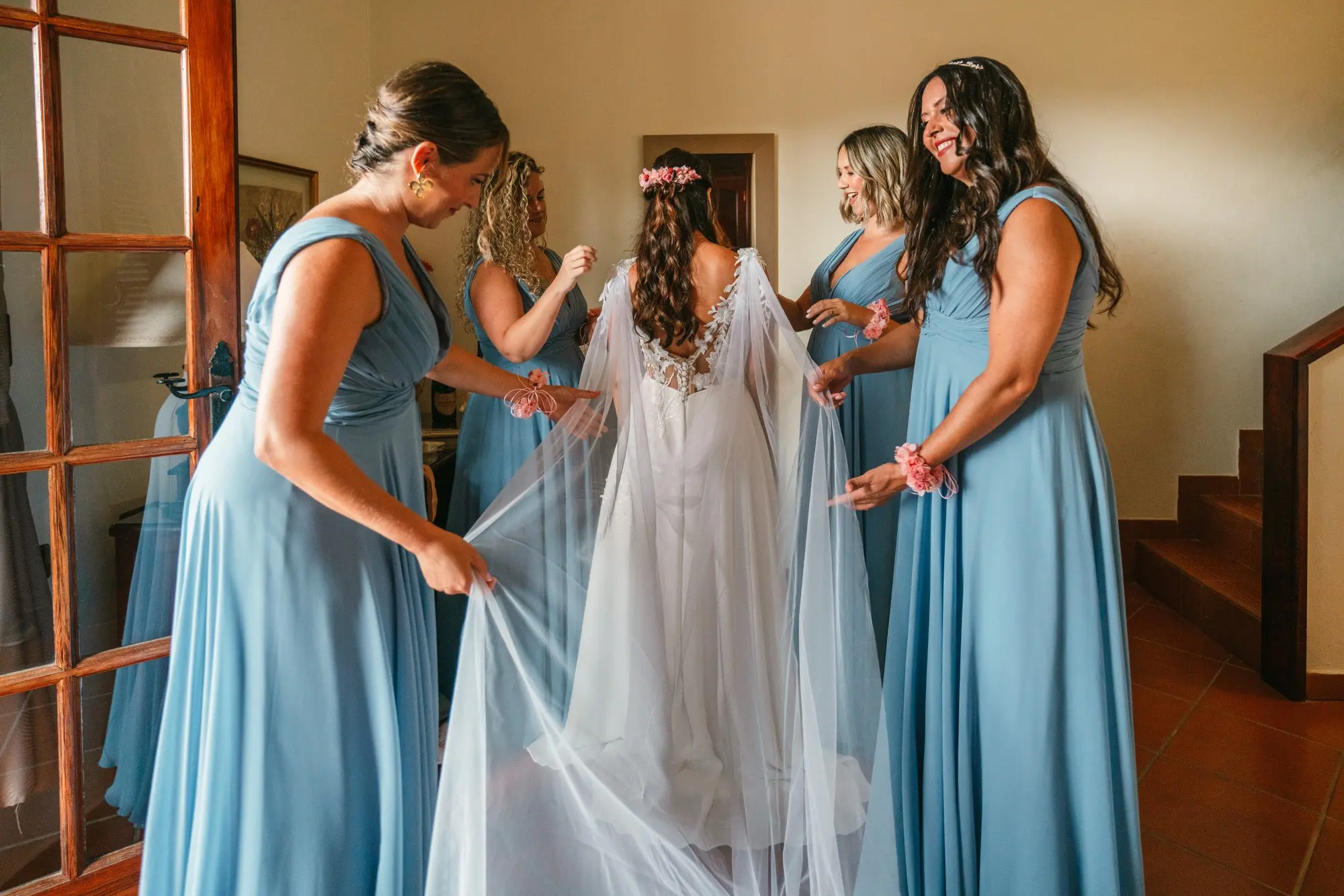Damas de honor ayudando a la novia con el velo antes de la ceremonia en Hacienda de Anzo