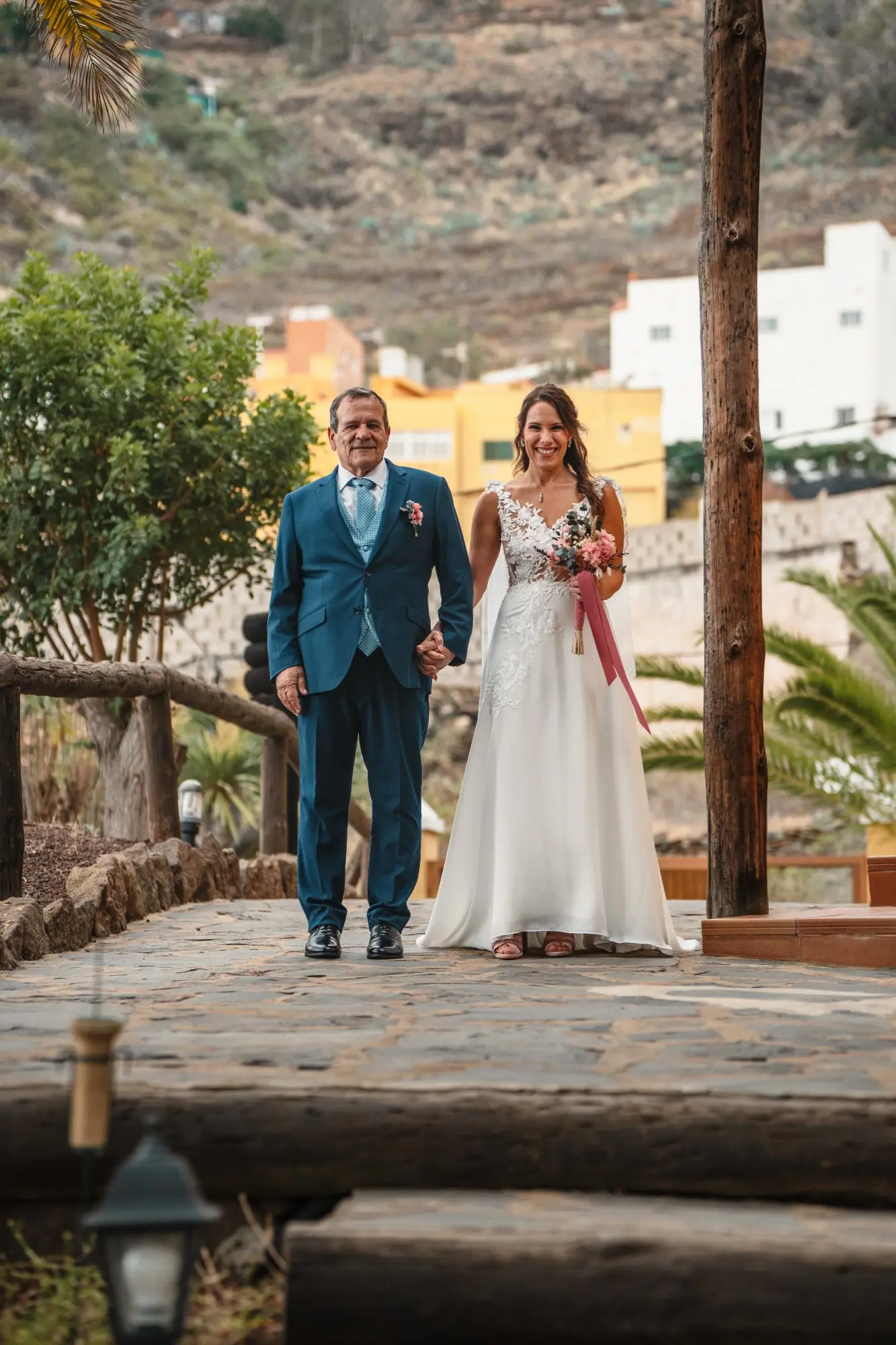Novia entrando del brazo de su padre hacia la ceremonia en Hacienda de Anzo, Gran Canaria