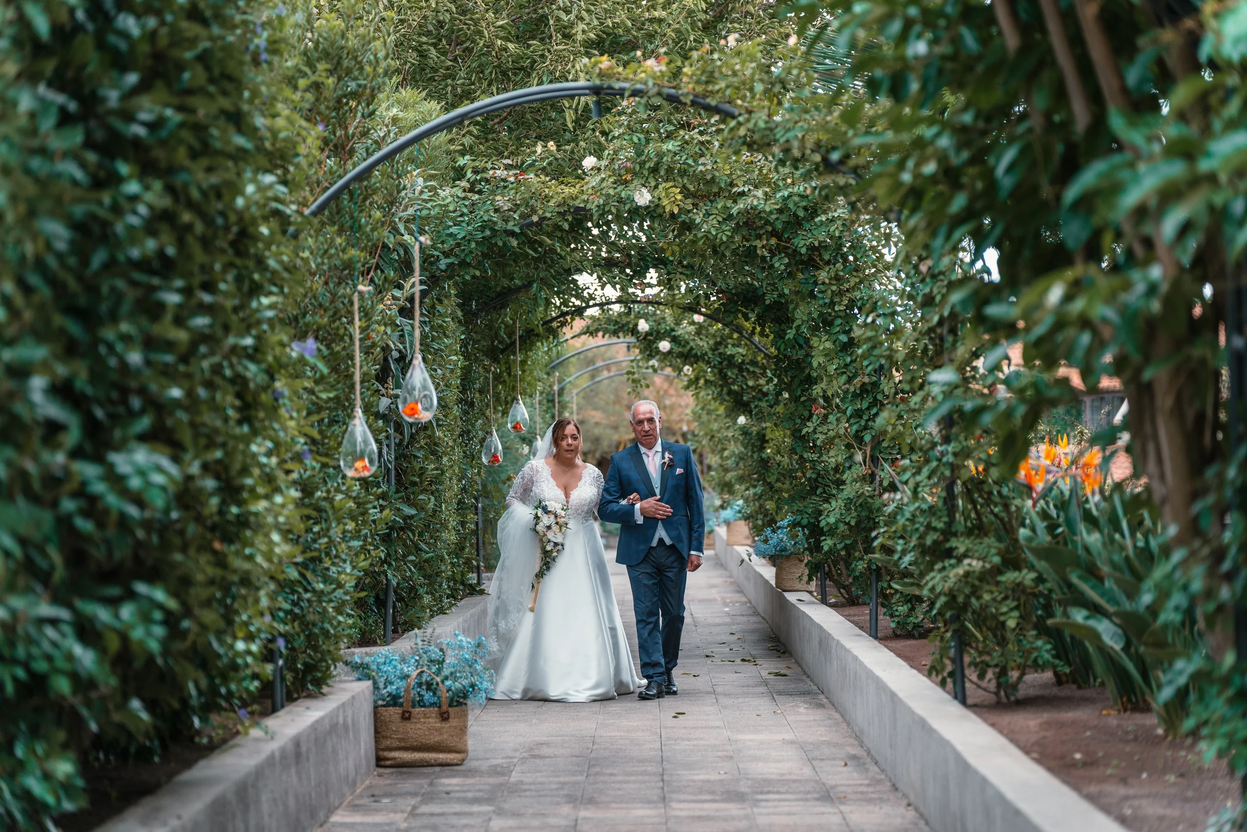 Novia entrando a la ceremonia junto a su padre en Finca El Tribunal, Gran Canaria