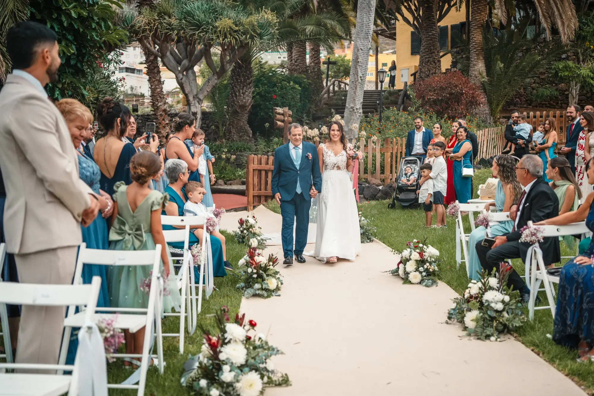 Novia caminando por el pasillo hacia el altar entre invitados en Hacienda de Anzo