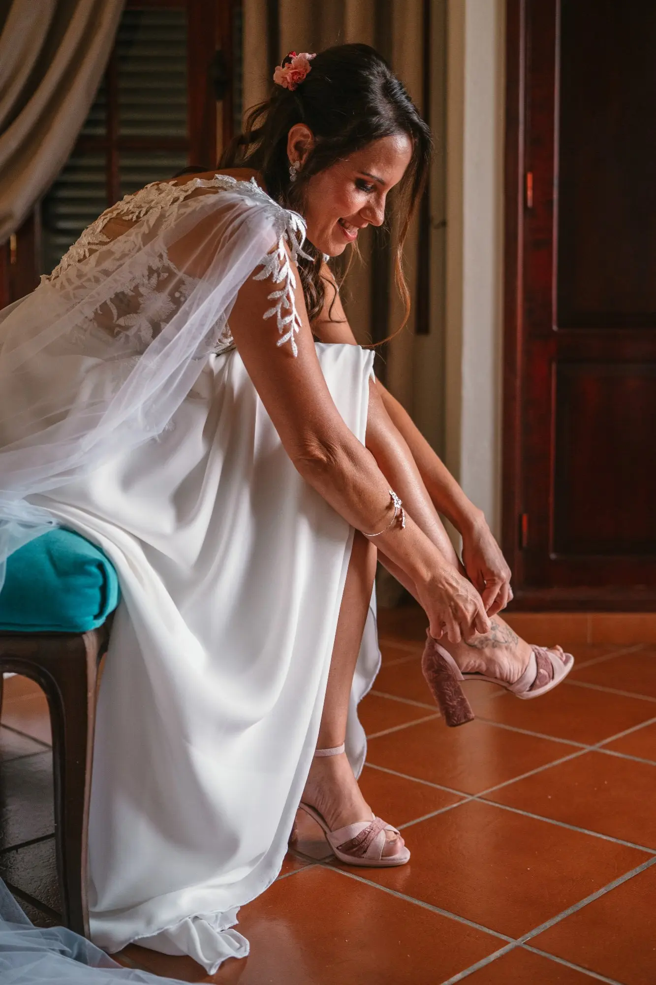 Novia ajustándose los zapatos durante los preparativos en Hacienda de Anzo, Gran Canaria