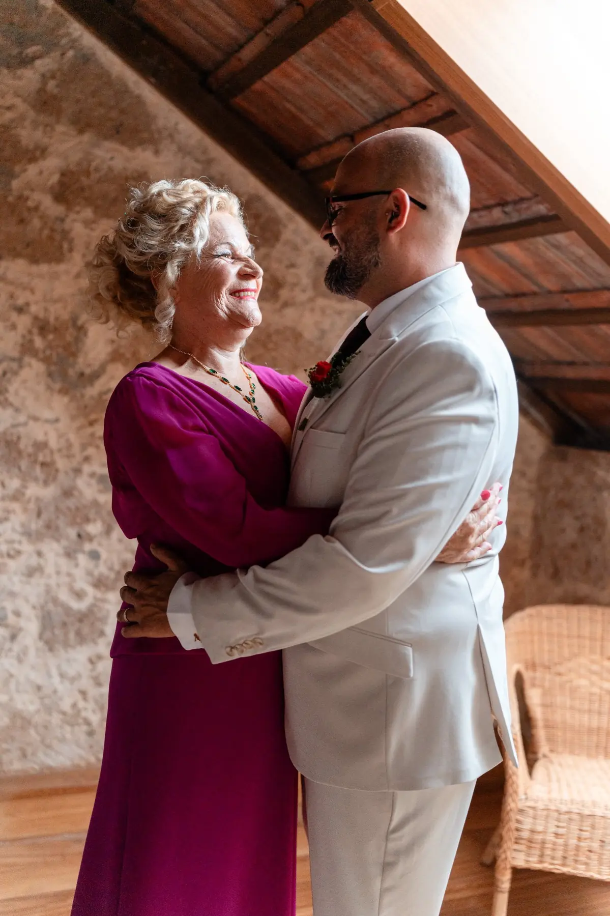 Novio abrazando a su madre antes de la ceremonia