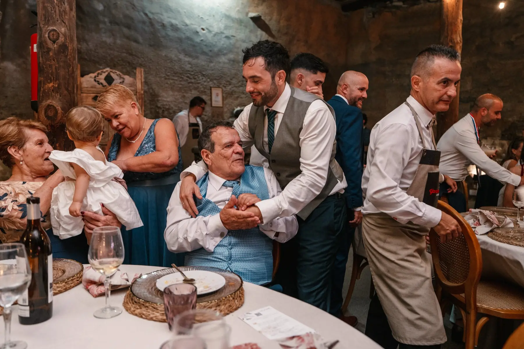 Abrazo emotivo durante el banquete en la cueva de Hacienda de Anzo