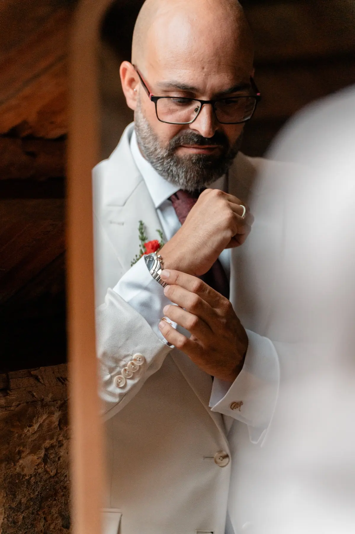 Novio ajustando su reloj antes de la ceremonia