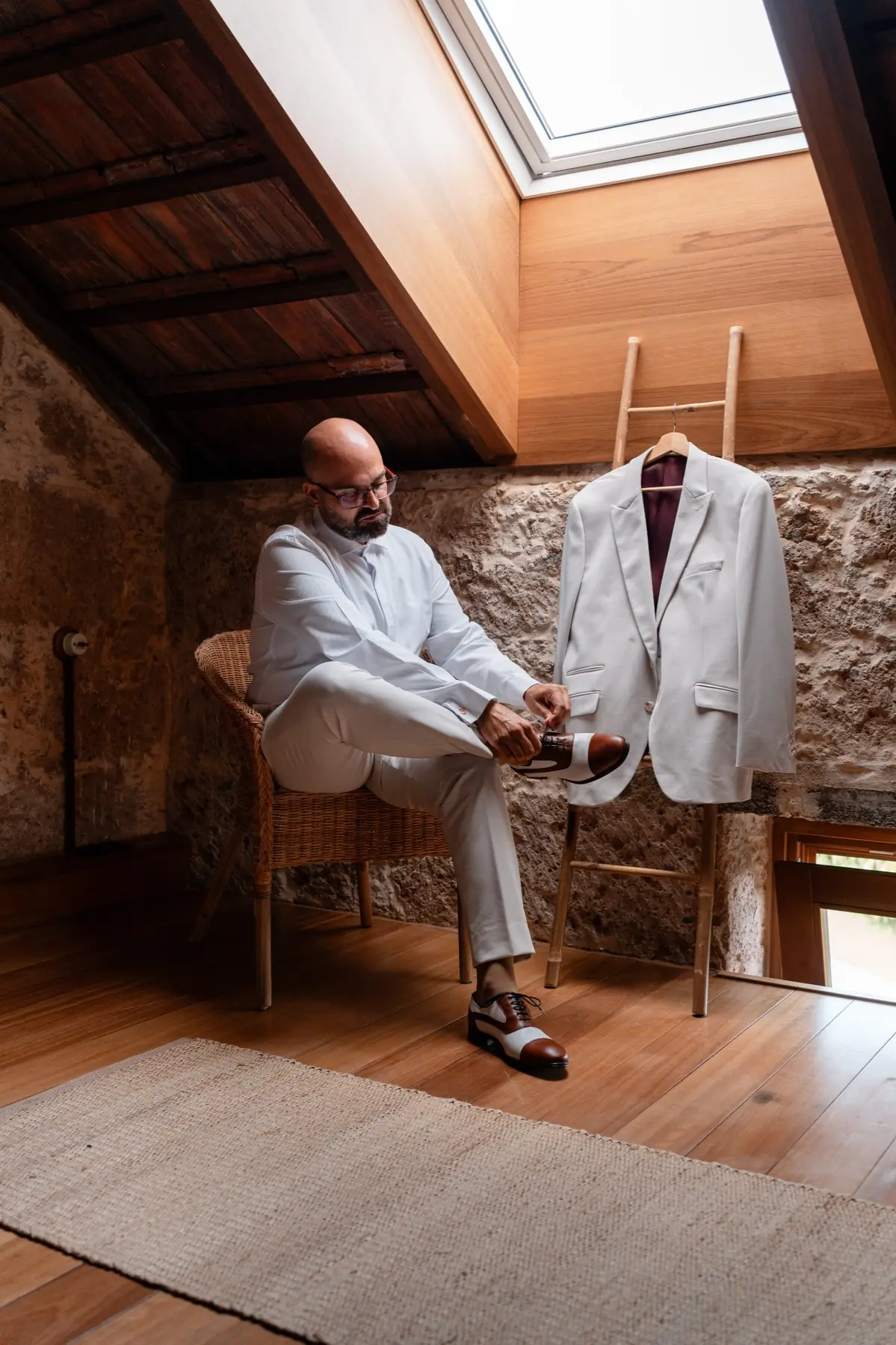 Novio calzándose los zapatos antes de la ceremonia