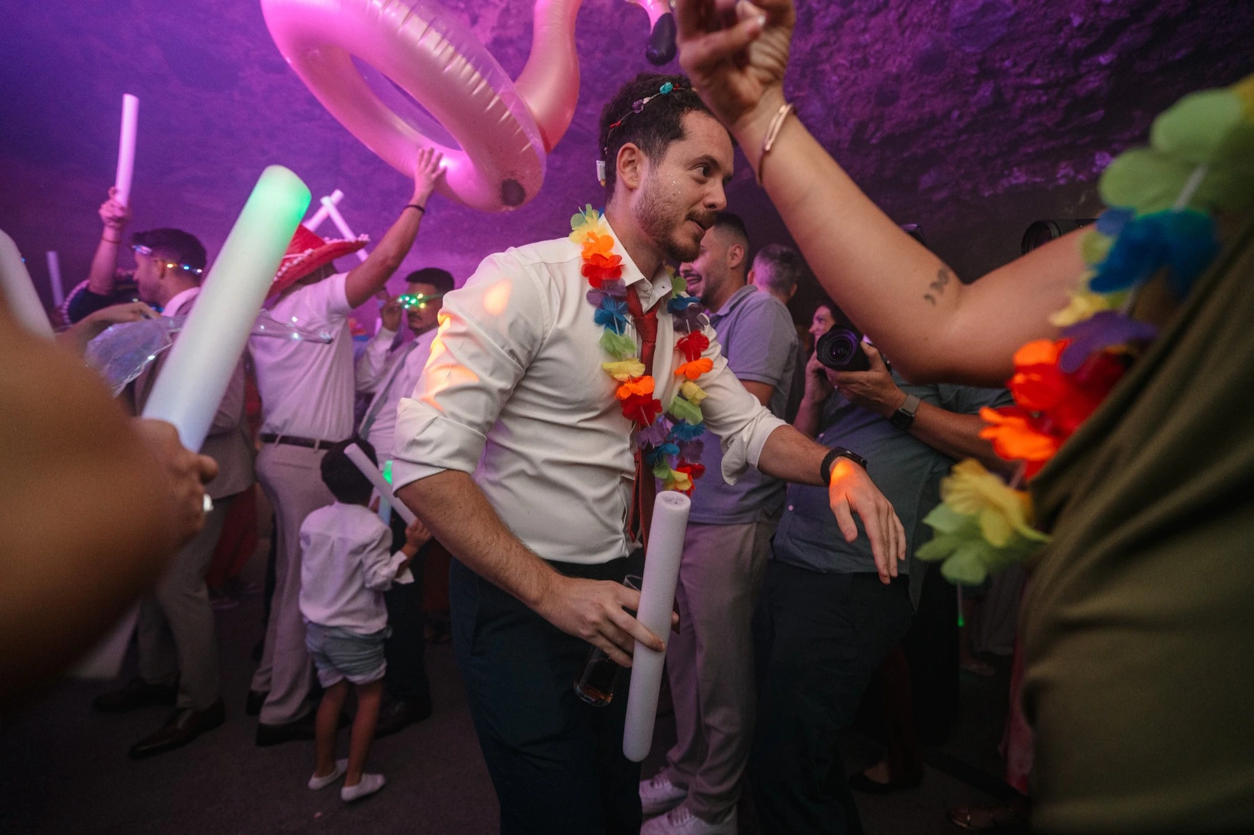 Invitado con collar hawaiano bailando durante la fiesta en Hacienda de Anzo