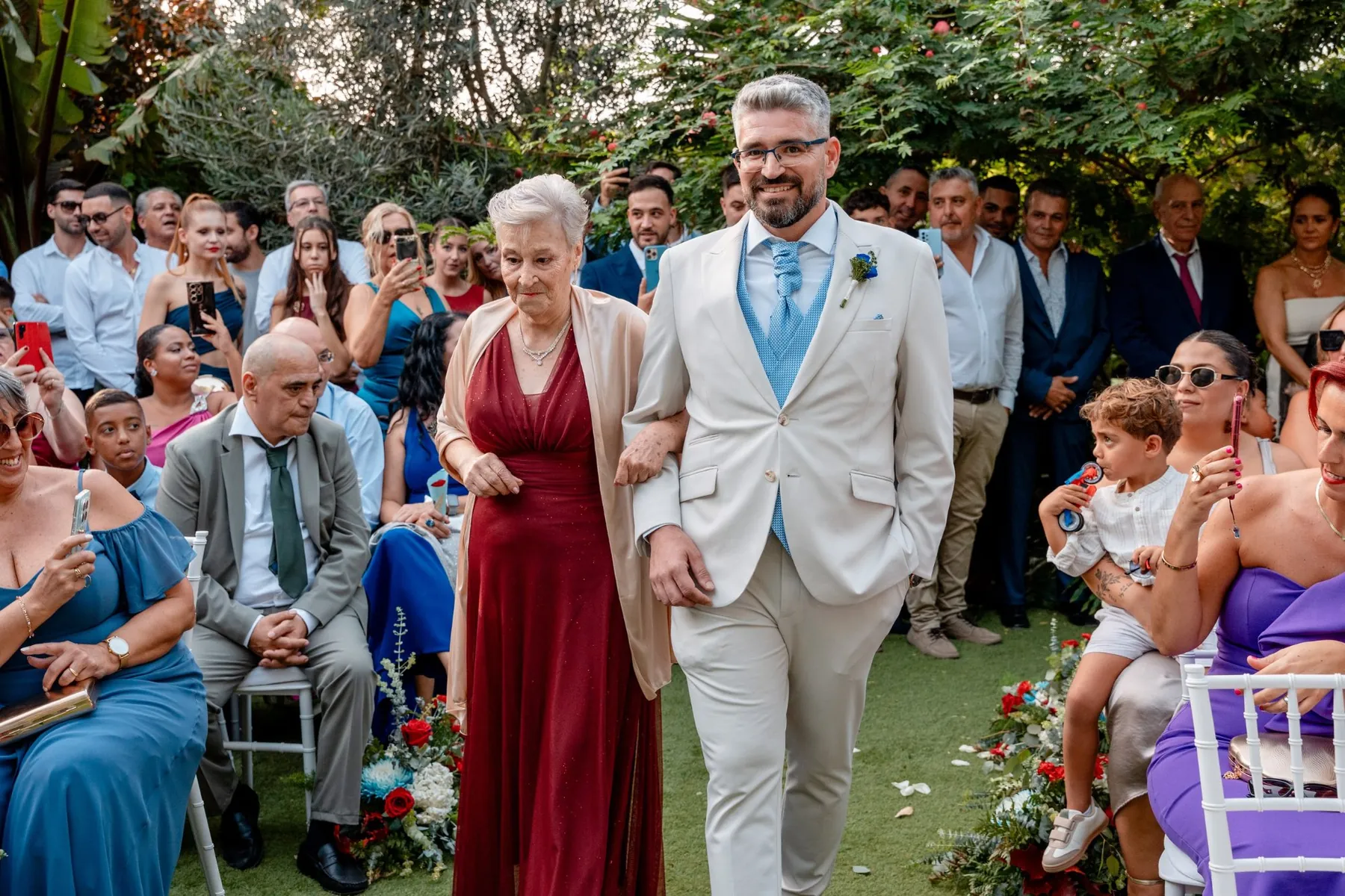 Entrada del novio en ceremonia de boda en finca La Suerte Grande