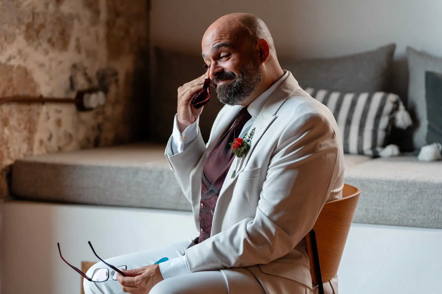 Novio llorando al leer carta durante los preparativos de la boda