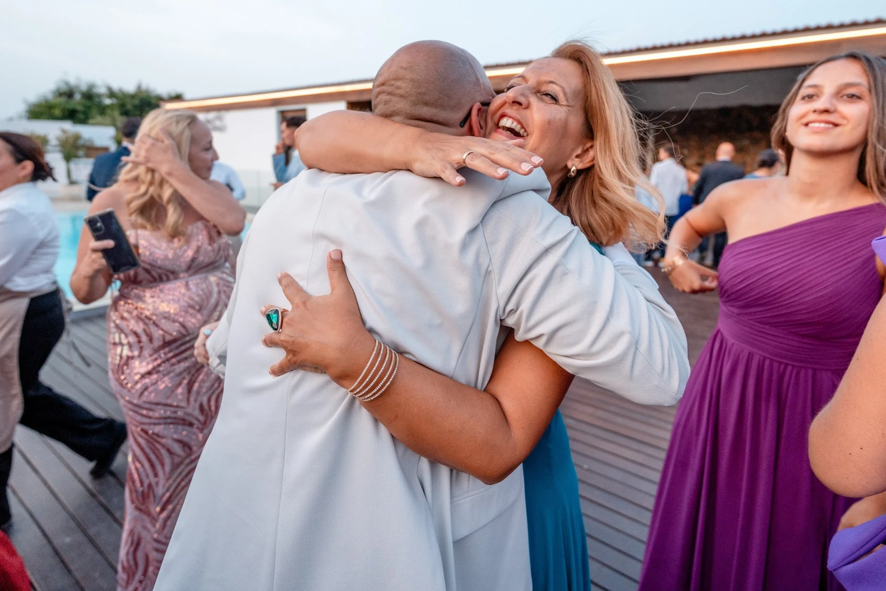Saludo entre novio e invitado durante el cóctel