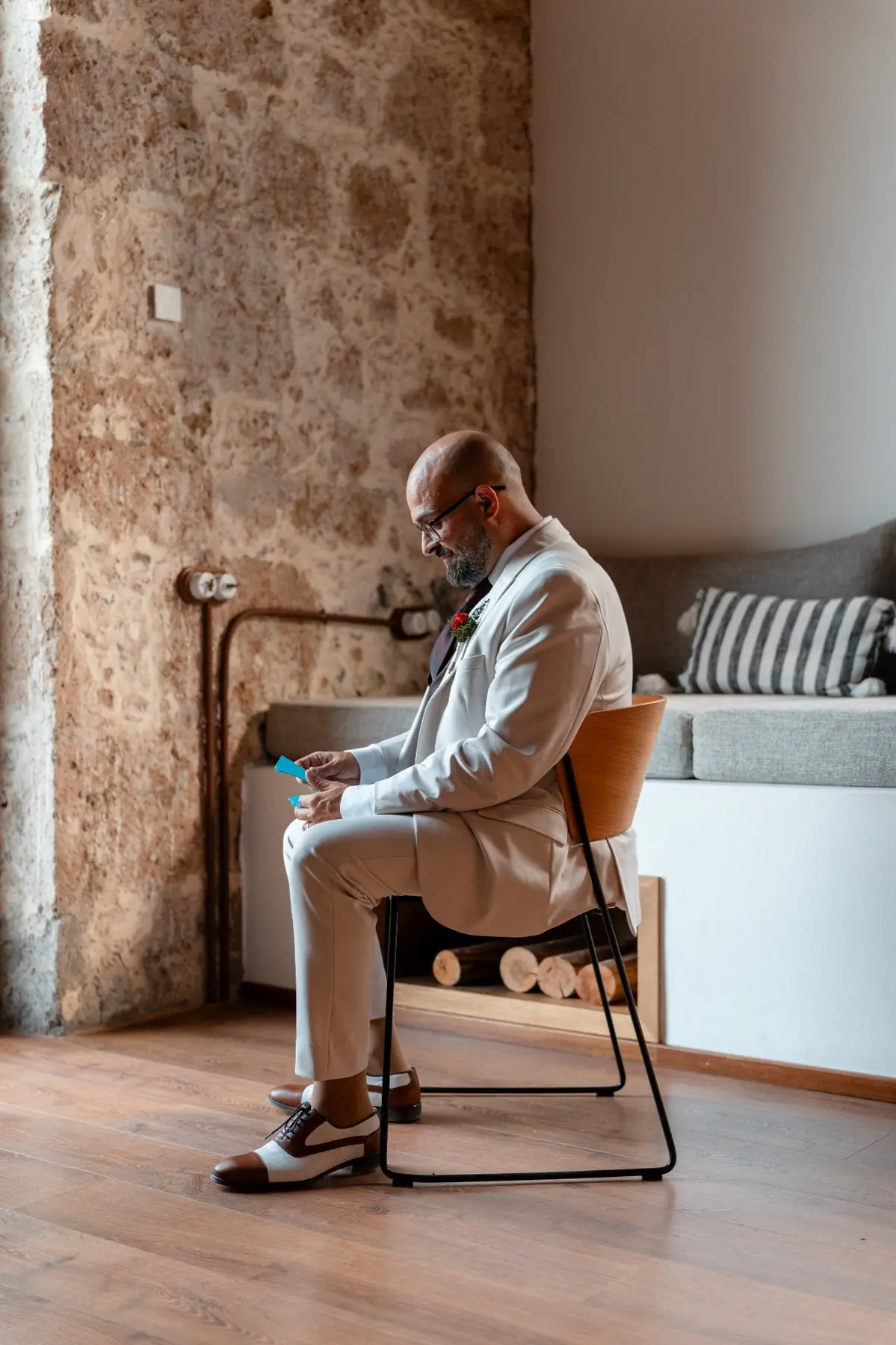 Novio leyendo carta en preparativos