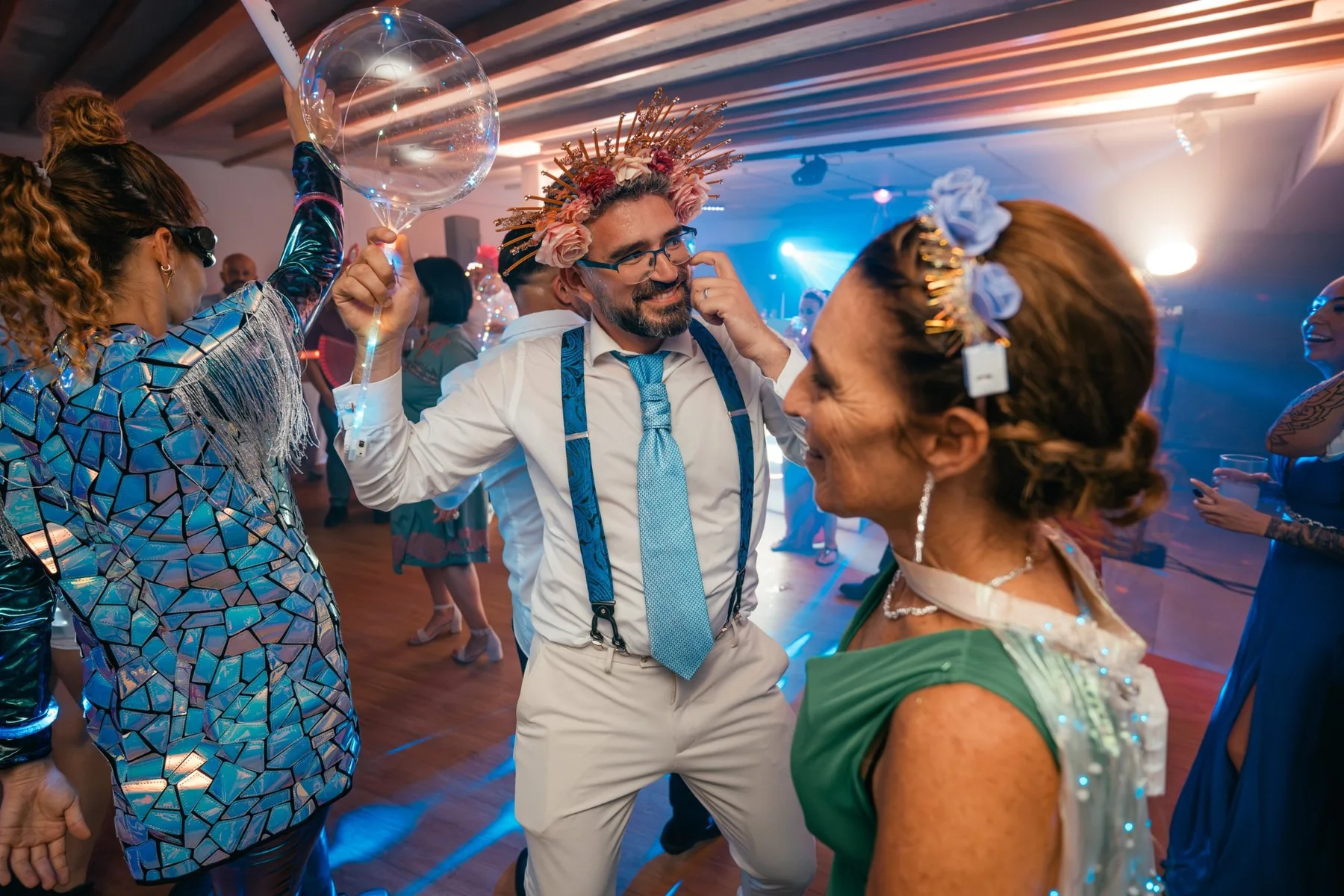 Novio bailando con corona de flores en la pista