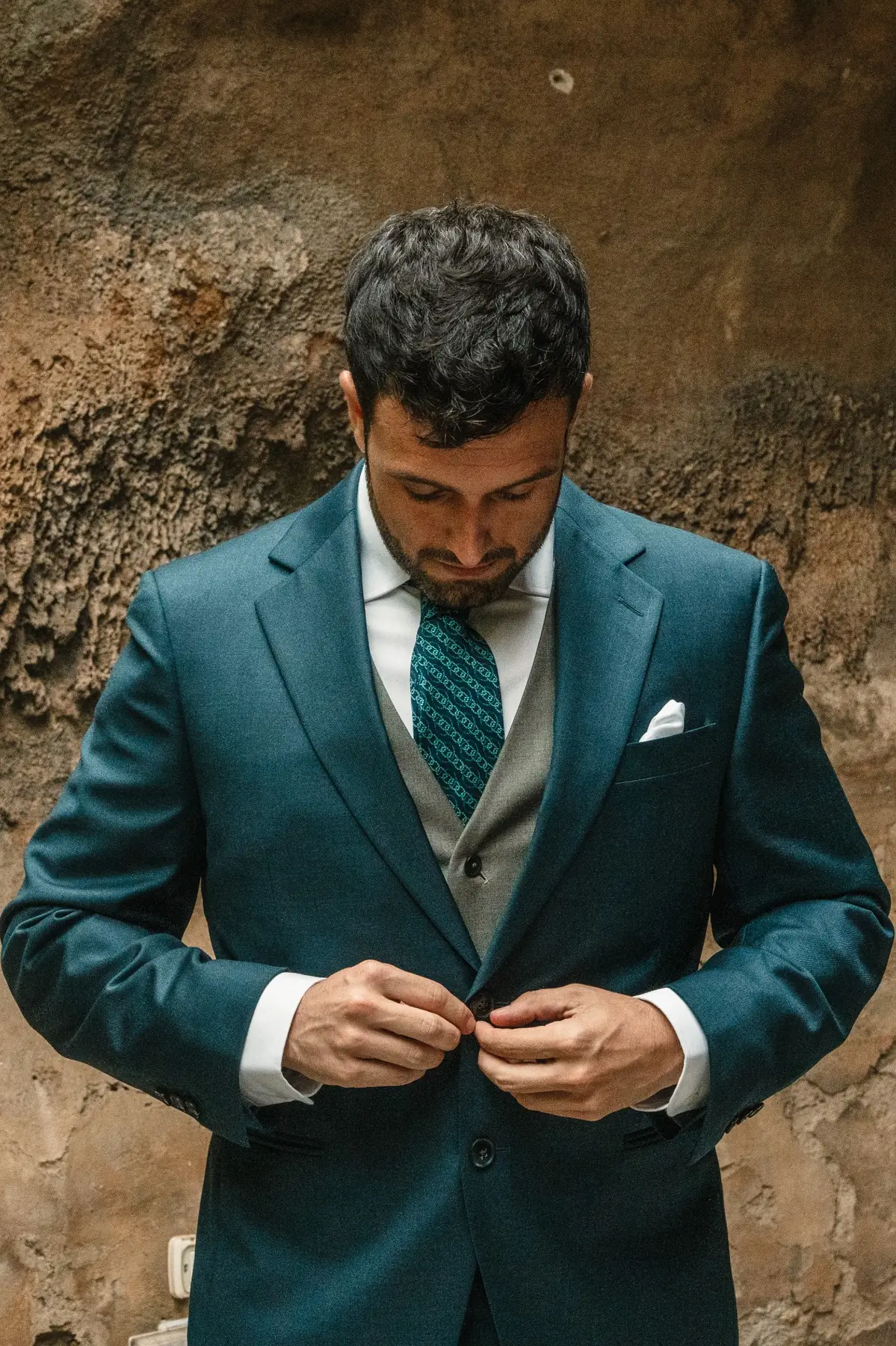 Novio ajustando su traje durante los preparativos en Hacienda de Anzo, Gran Canaria