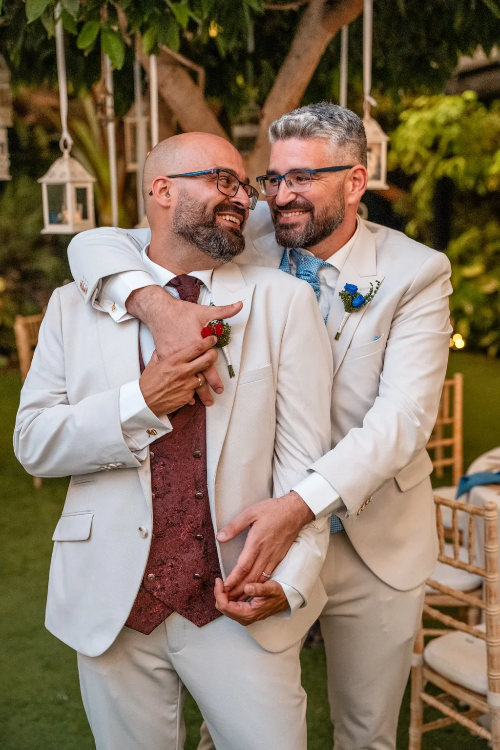 Novios abrazándose sonrientes en el jardín