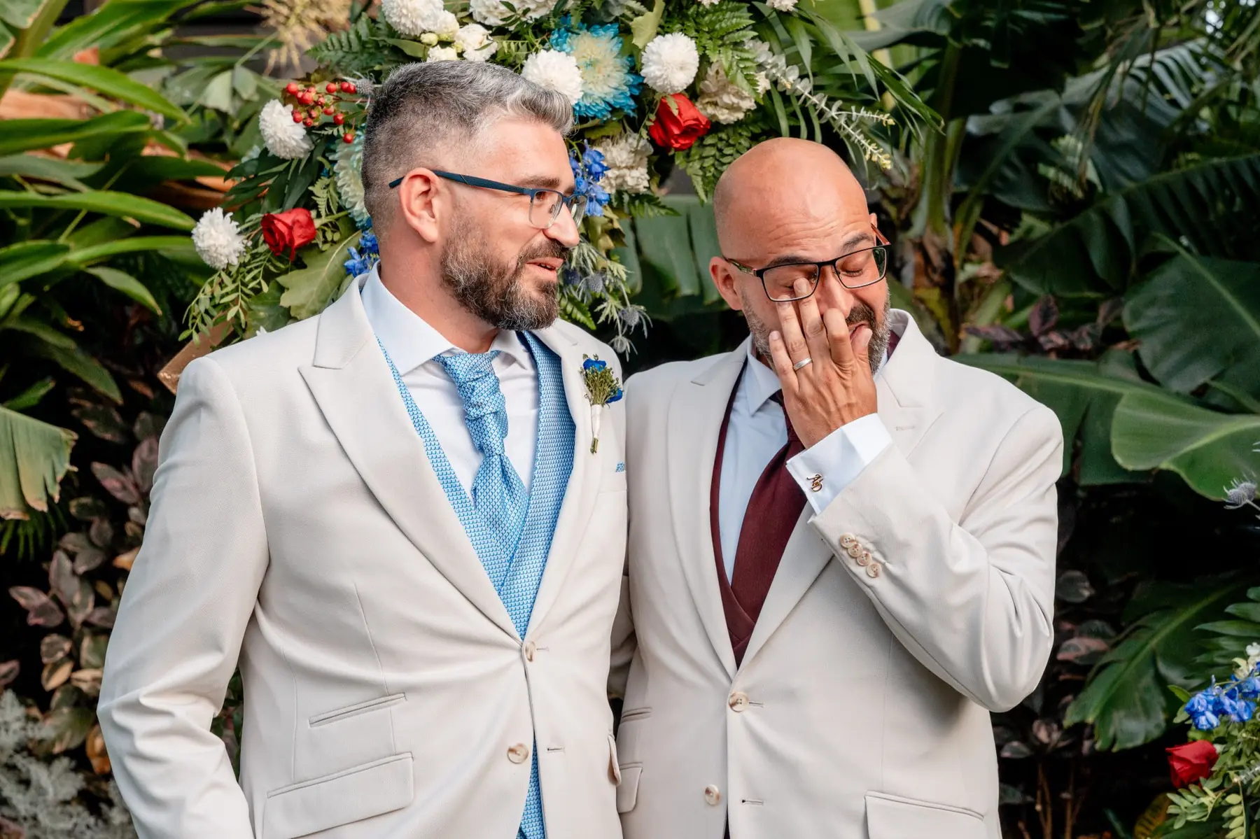 Novios en el altar emocionados durante la ceremonia