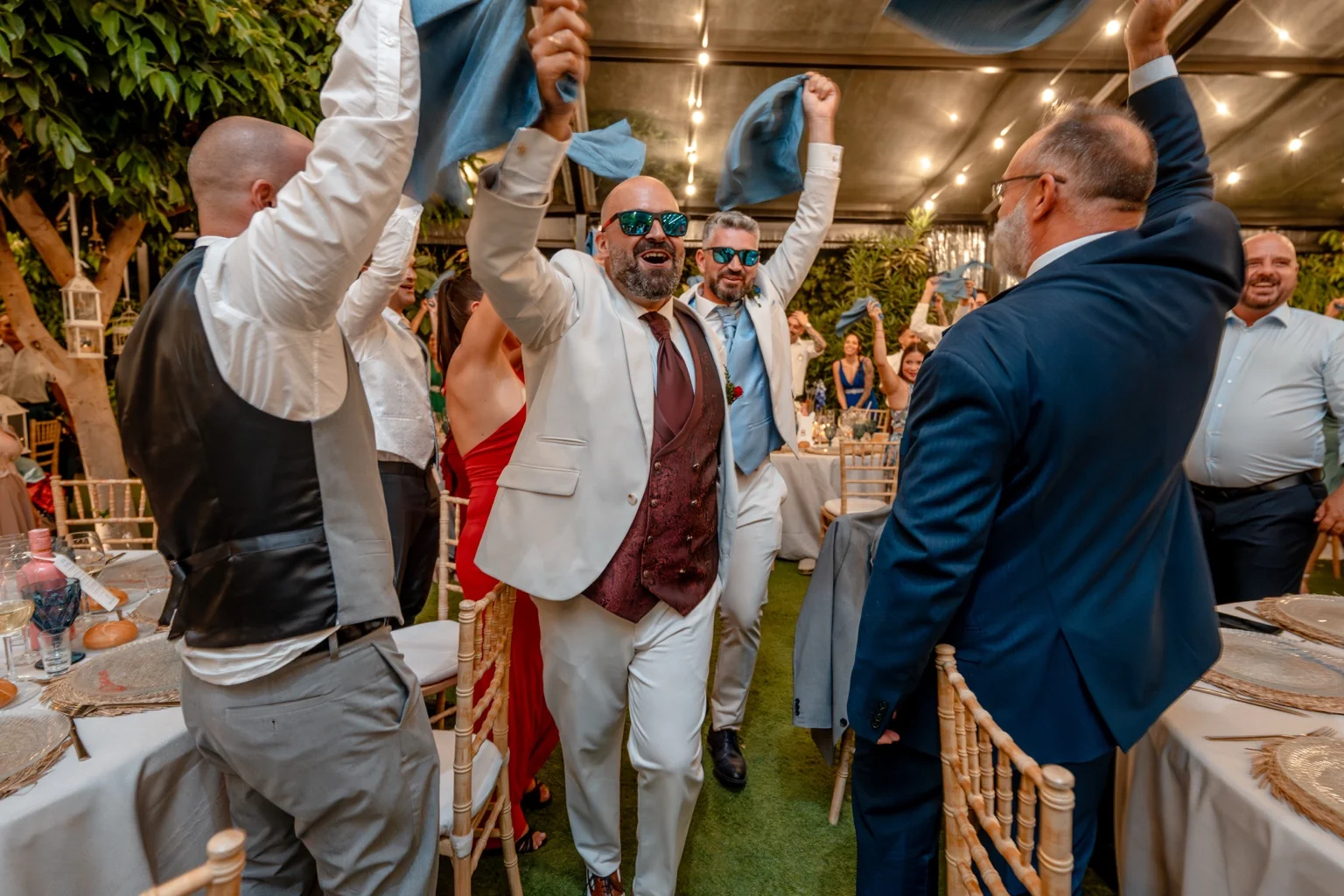Novios entrando al banquete entre invitados