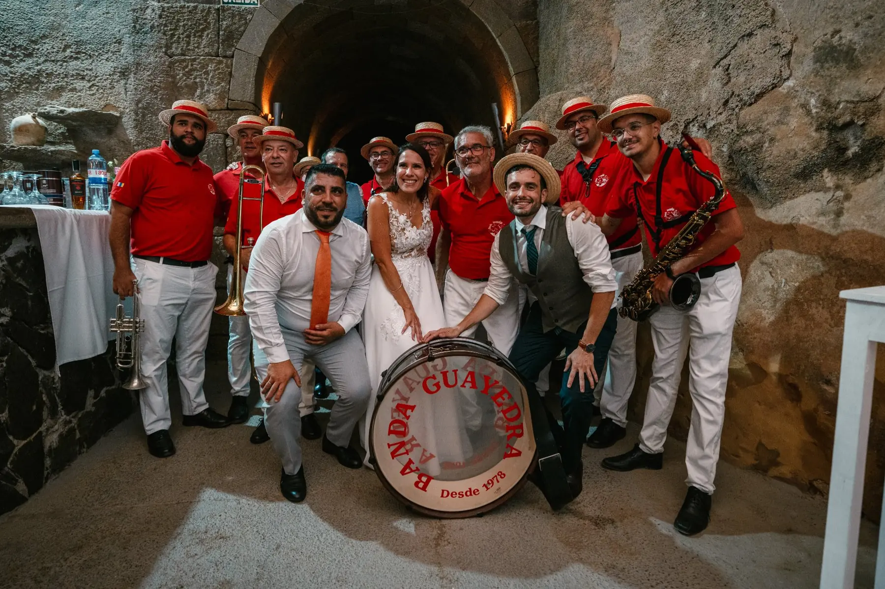 Novios posando con la banda tras la actuación en su boda en Hacienda de Anzo