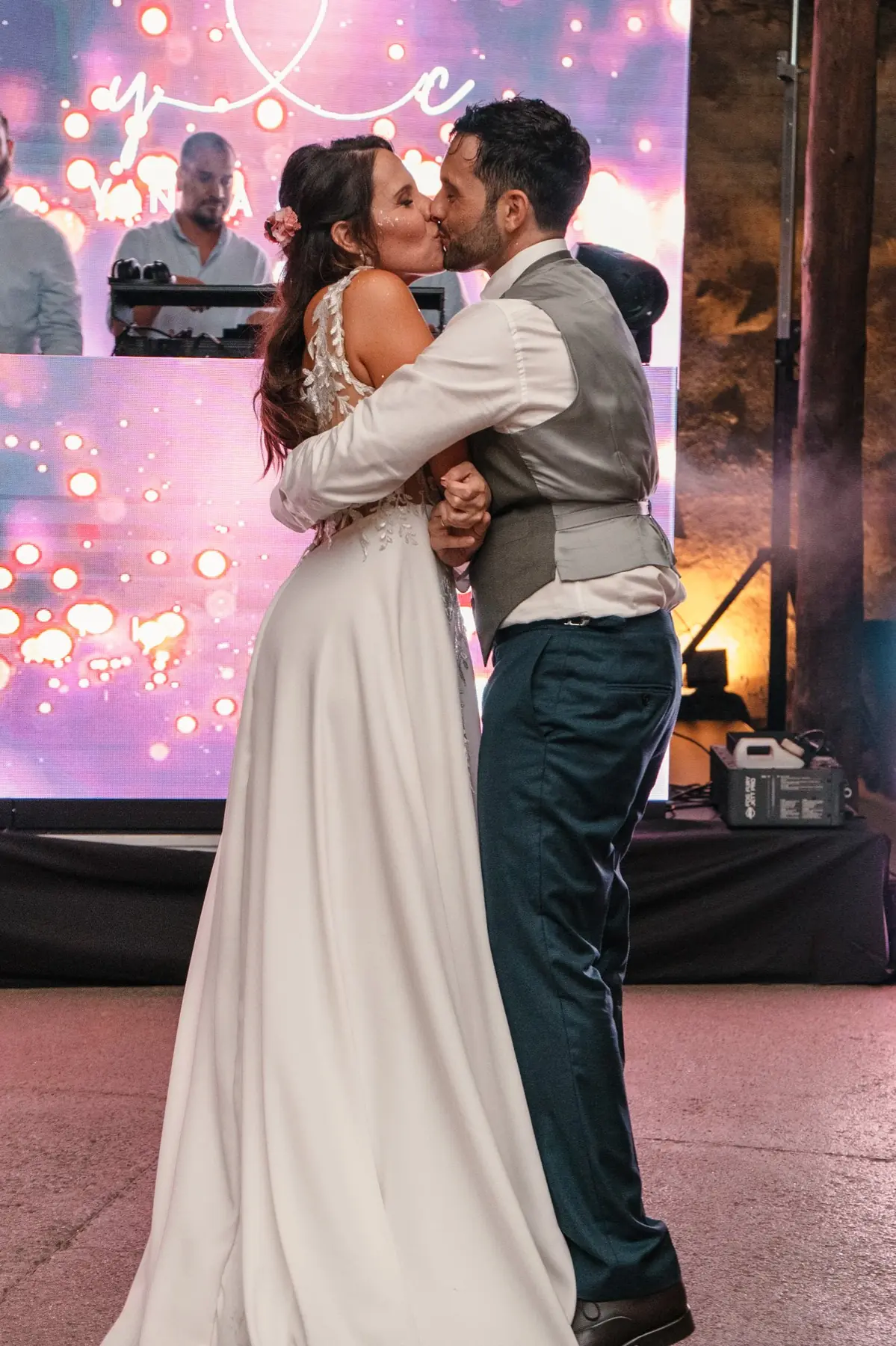 Primer baile de los novios frente a pantalla LED en la fiesta de su boda en Hacienda de Anzo, Gran Canaria