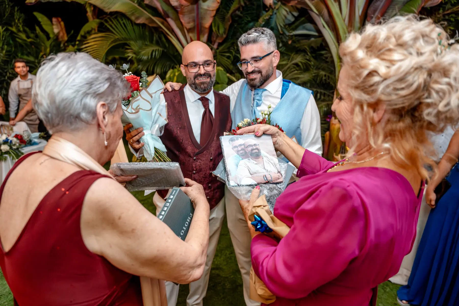 Novios entregando regalos a sus madres