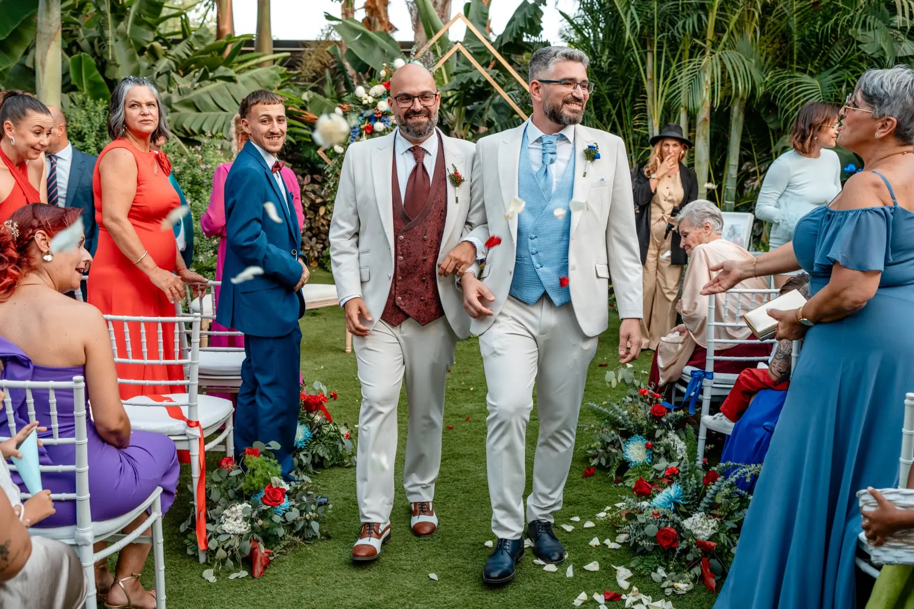 Salida de los novios entre aplausos y pétalos