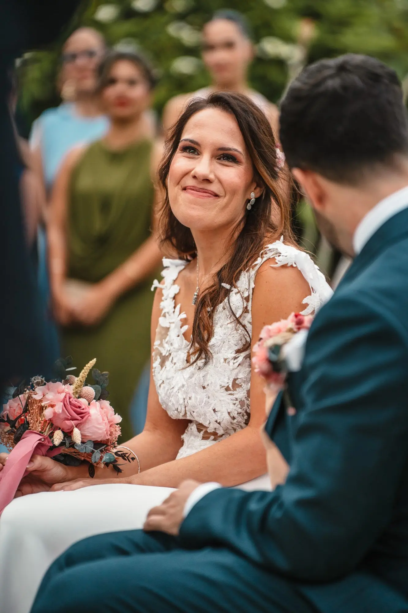 Novios sentados riendo durante la ceremonia en Hacienda de Anzo, Gran Canaria